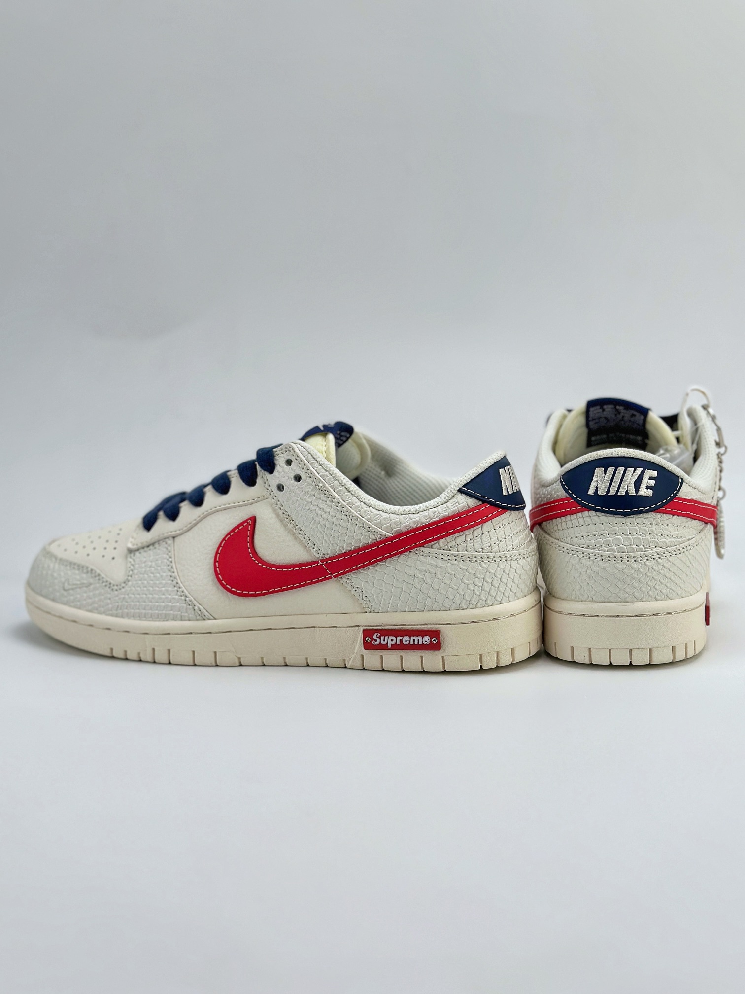 Nike SB Dunk Low x Supreme 白蓝红蟒纹 BB8685-101