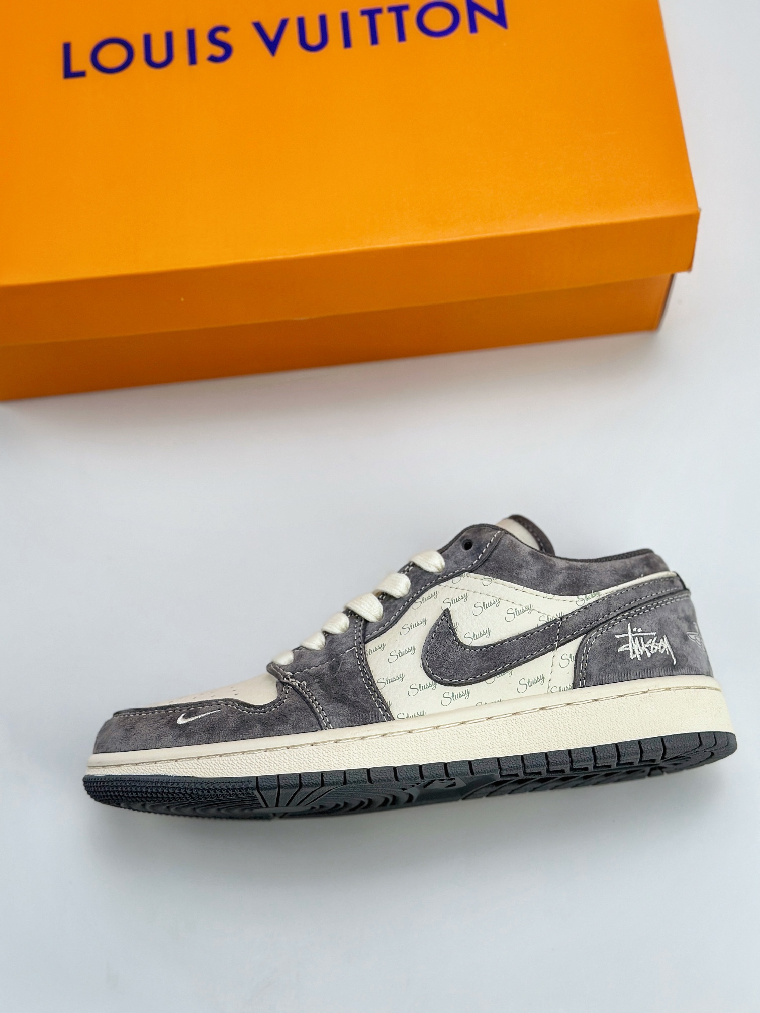 Air Jordan 1 Retro Low x Stussy 斯图西白灰翻毛 SJ9950-010