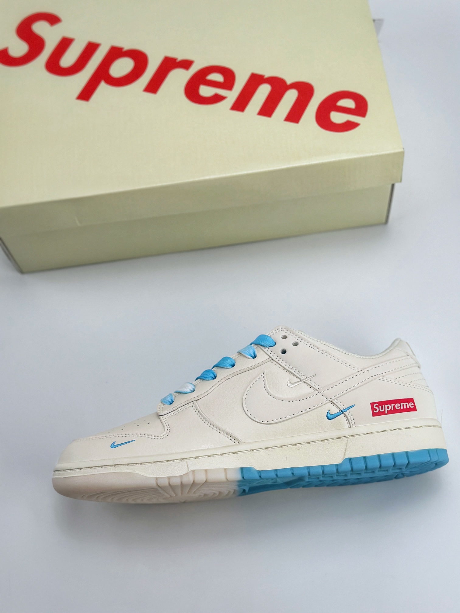 Nike SB Dunk Low x Supreme 白天蓝三小钩 BB8675-108