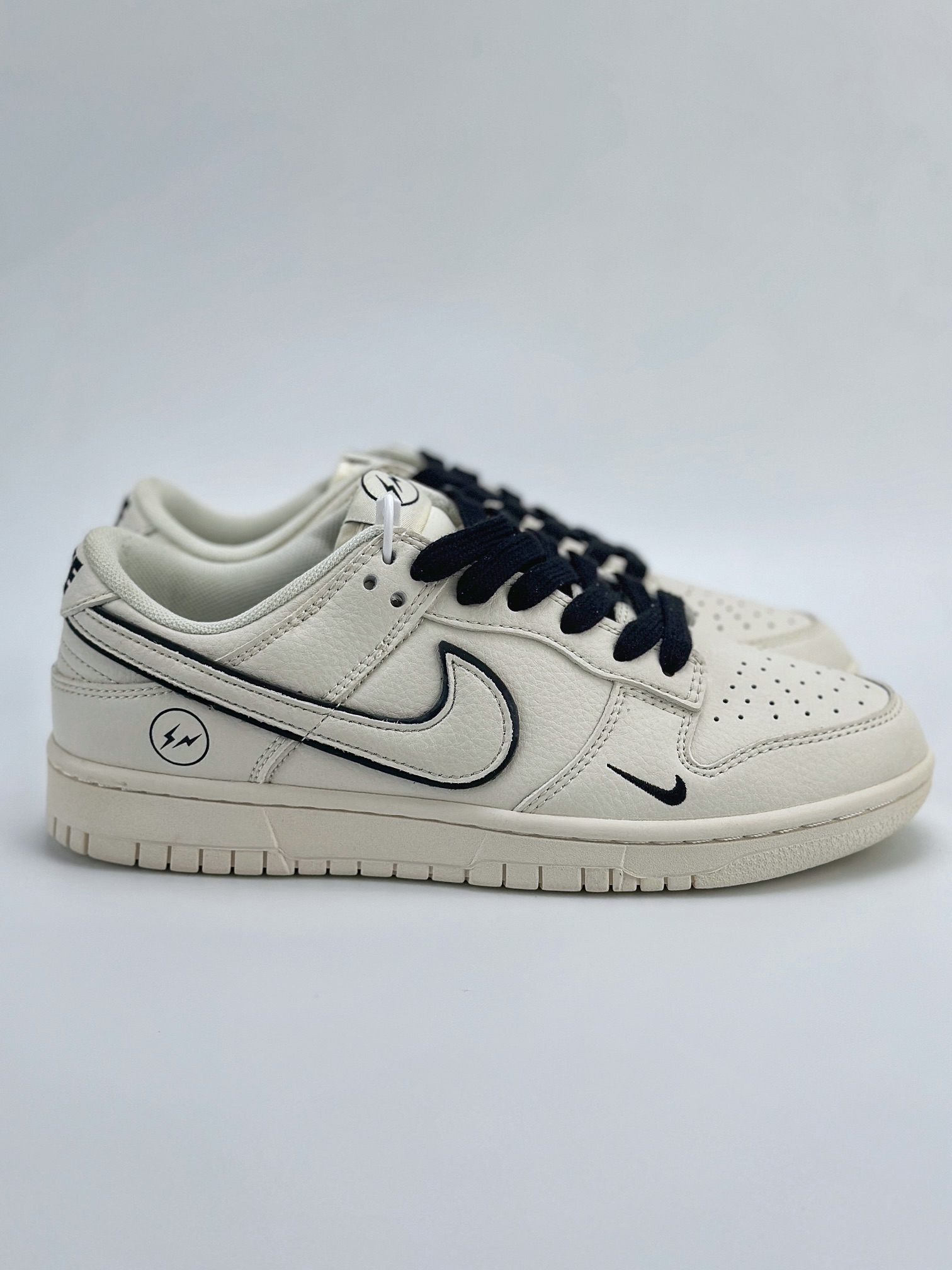 NIKE SB Dunk Low x Fragment Design 藤原浩白黑 XX9494-005