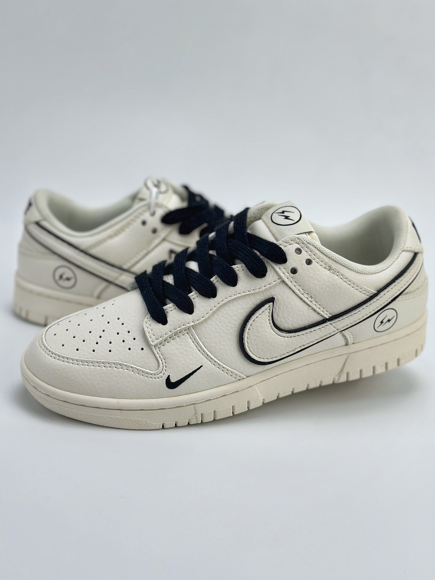 NIKE SB Dunk Low x Fragment Design 藤原浩白黑 XX9494-005