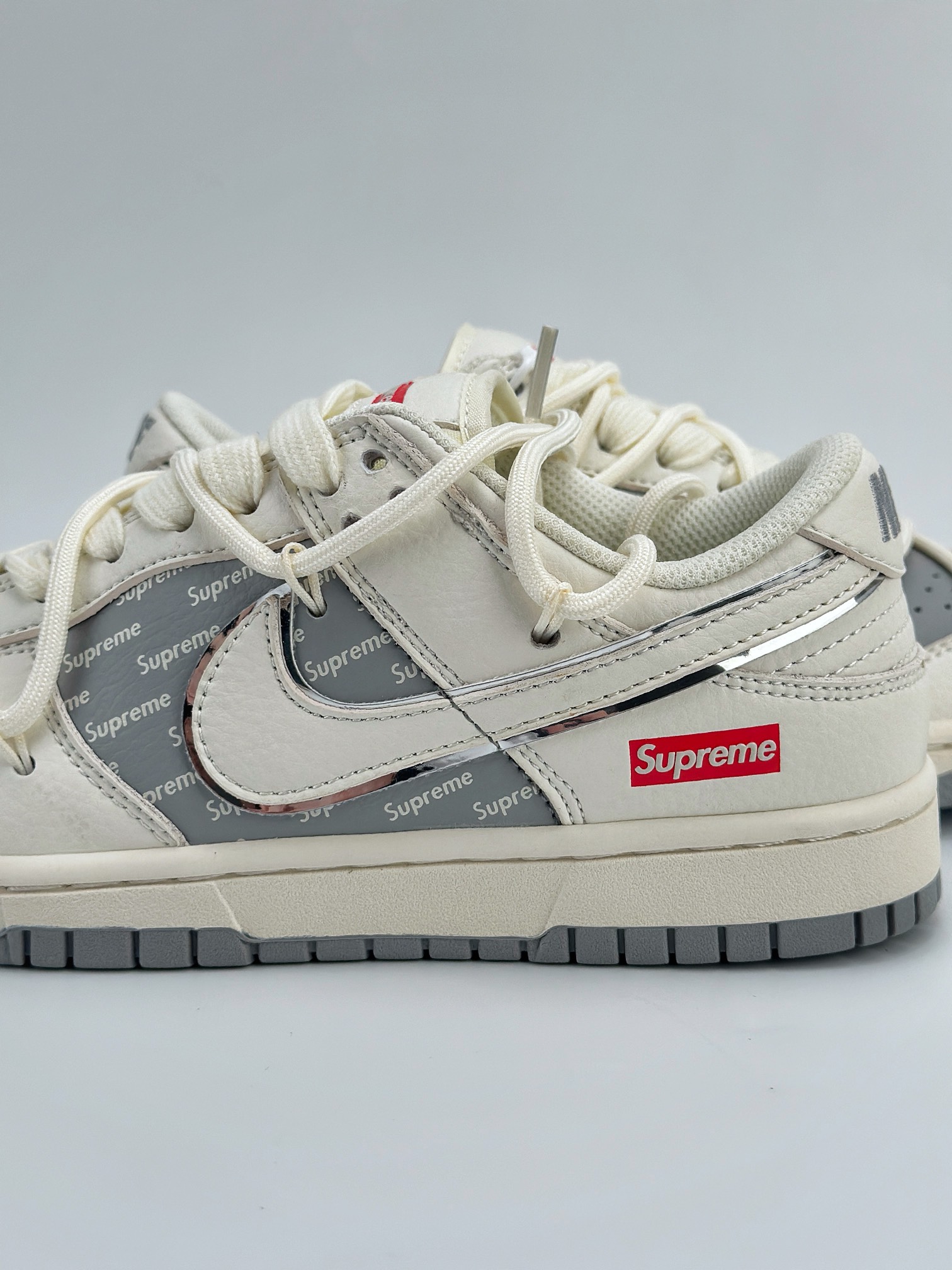 Nike SB Dunk Low x Supreme 白灰绑带 JJ5688-106