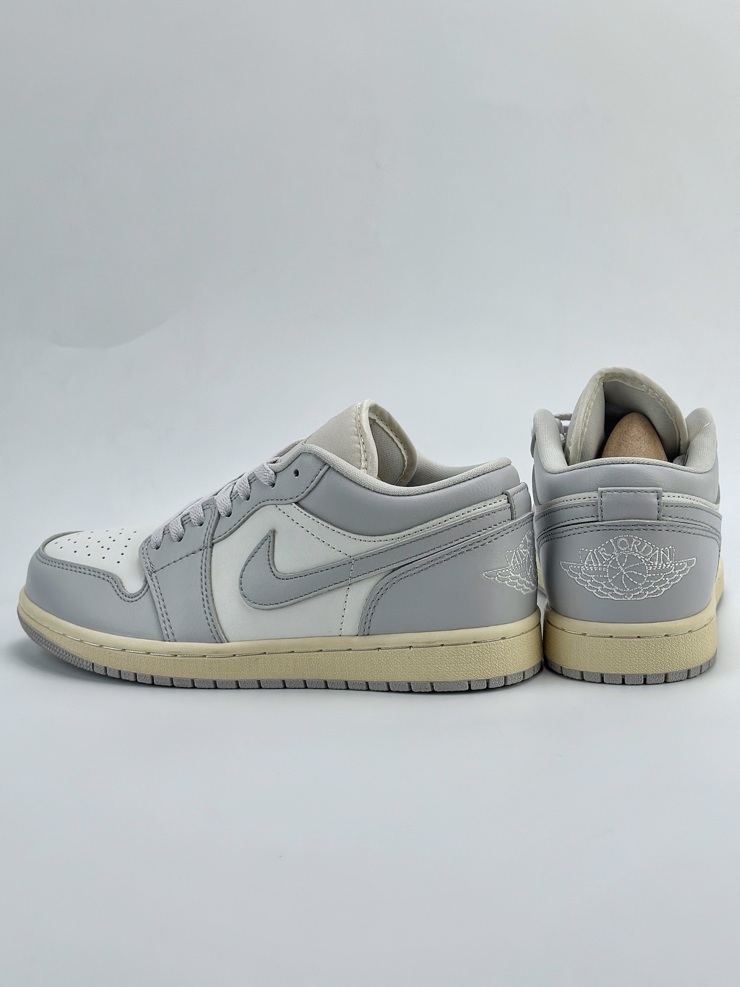 Air Jordan 1 Retro Low 灰白 DC0774-103