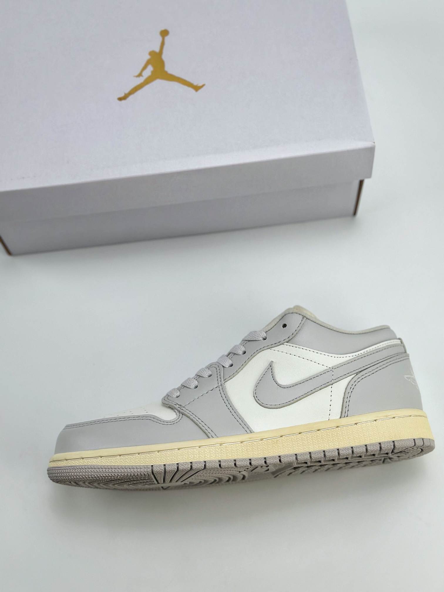 Air Jordan 1 Retro Low 灰白 DC0774-103