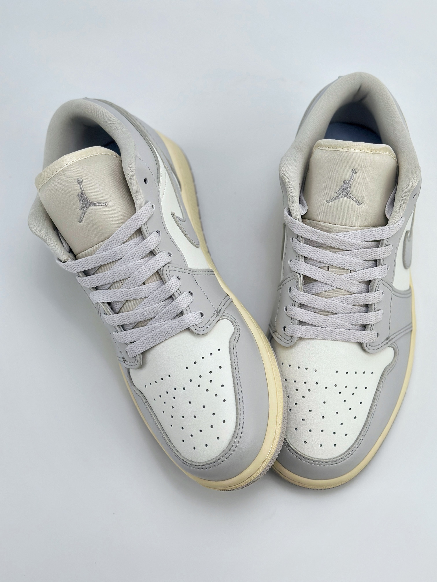 Air Jordan 1 Retro Low 灰白 DC0774-103