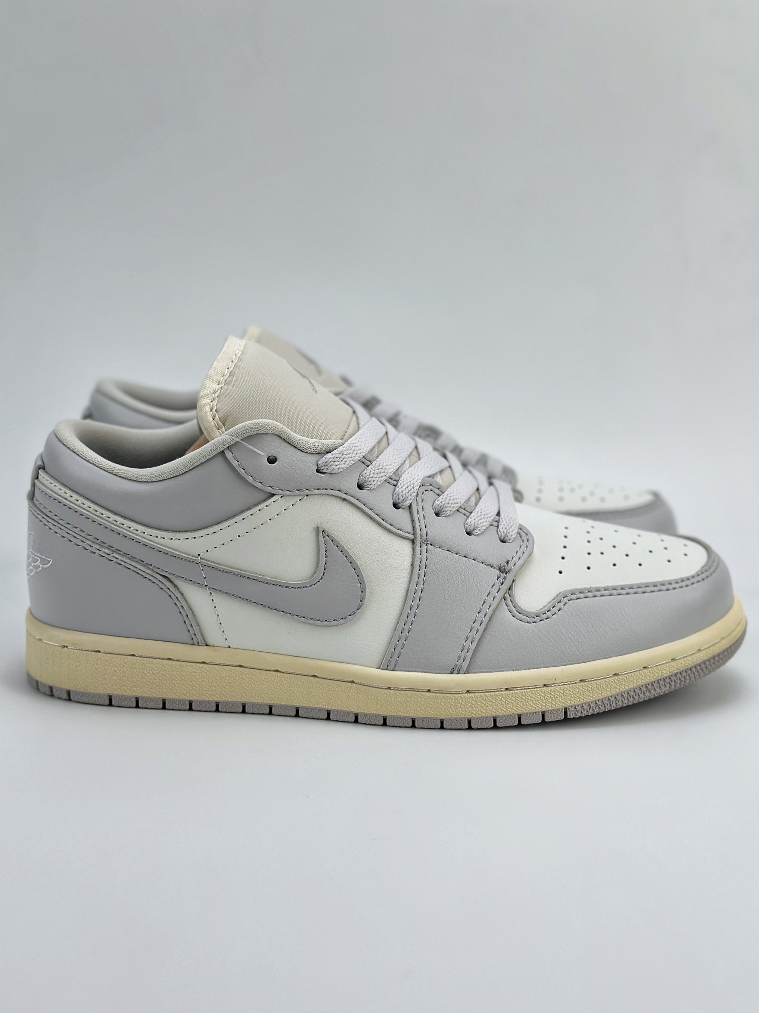 Air Jordan 1 Retro Low 灰白 DC0774-103