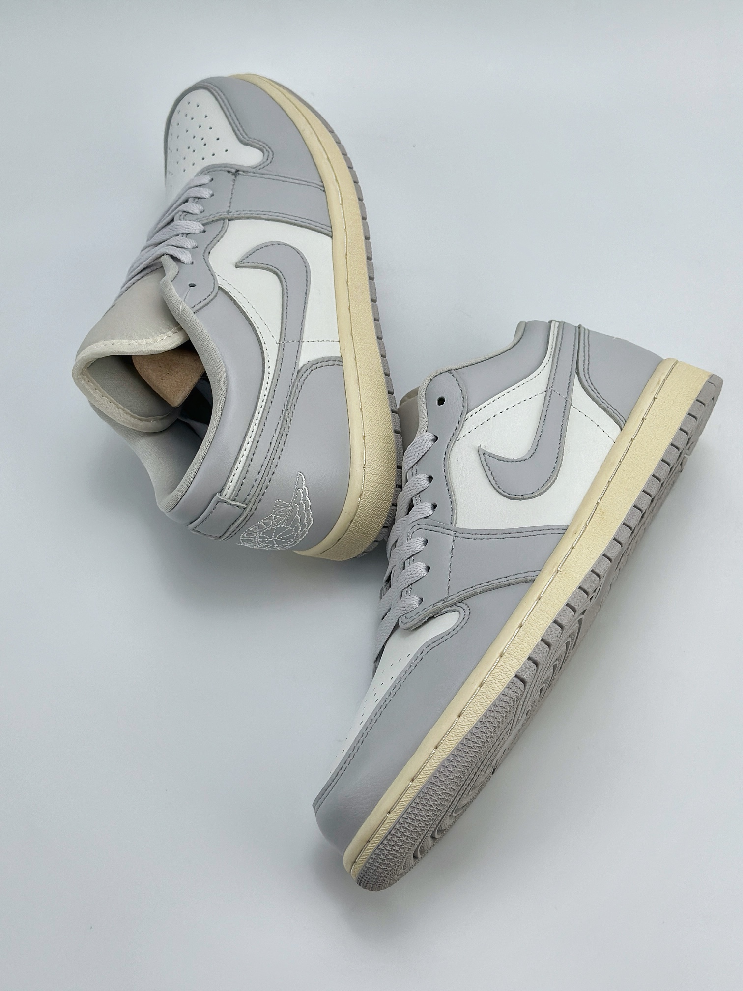 Air Jordan 1 Retro Low 灰白 DC0774-103