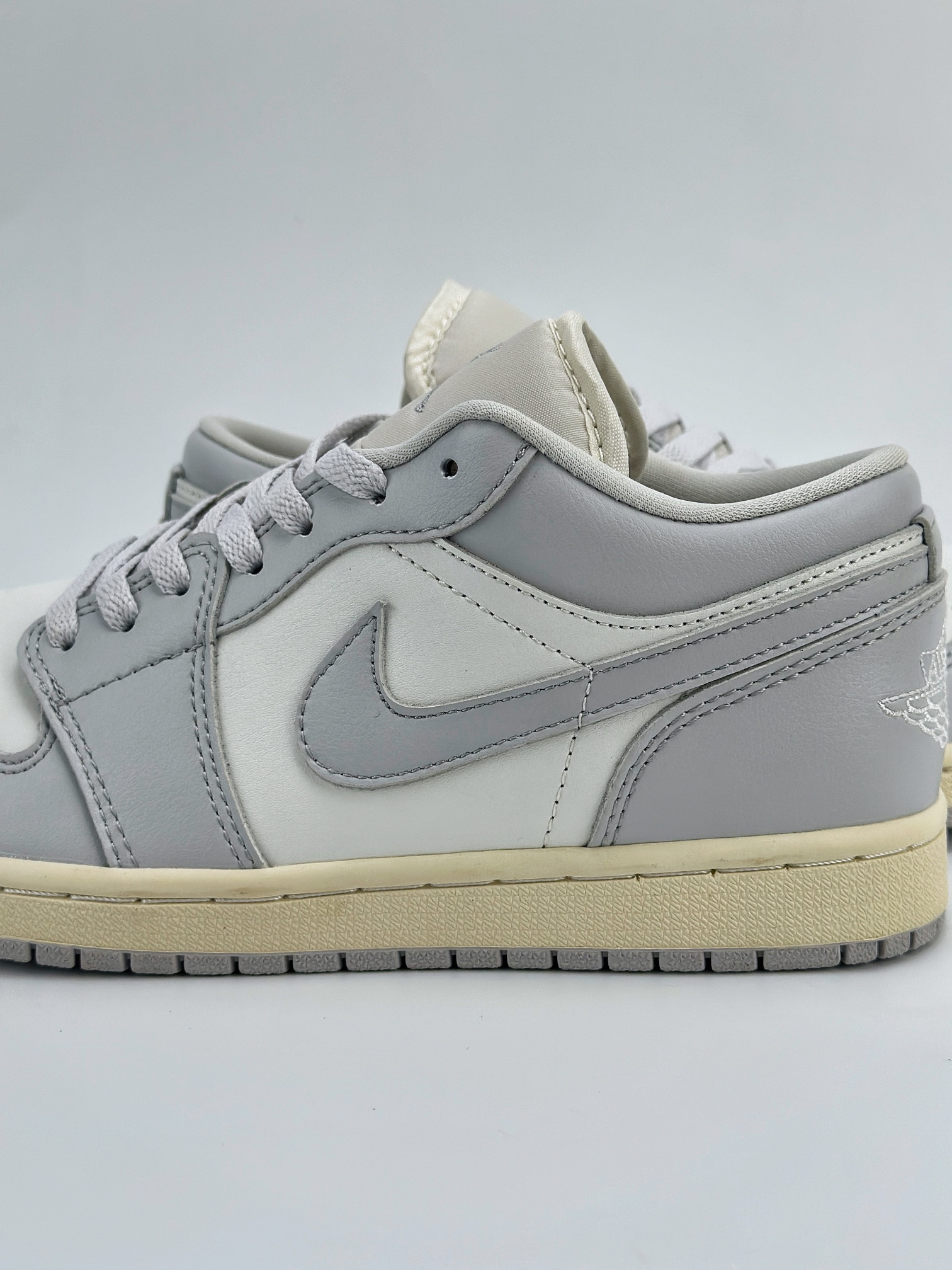 Air Jordan 1 Retro Low 灰白 DC0774-103