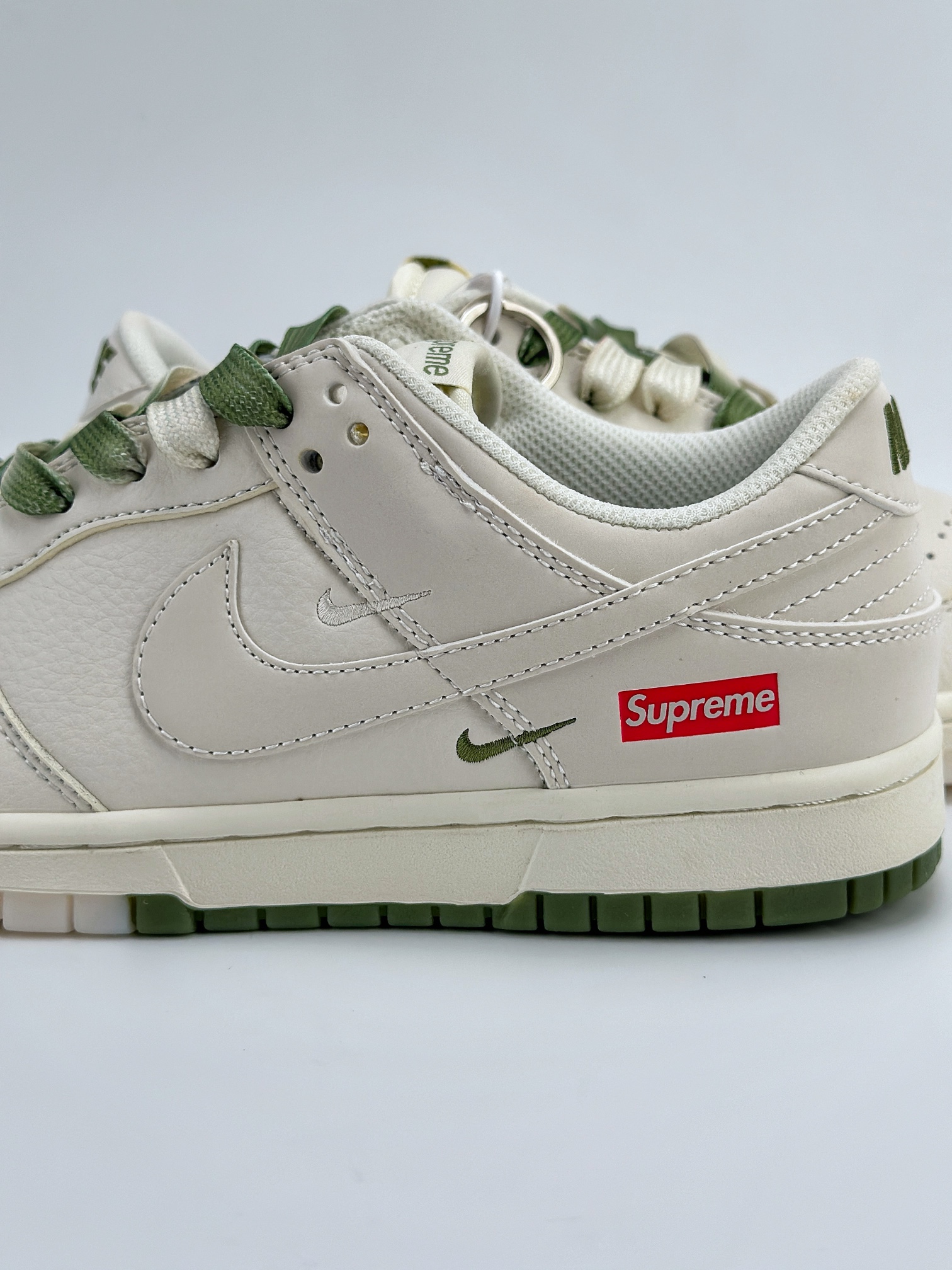 Nike SB Dunk Low x Supreme 白绿三小钩 BB8675-109