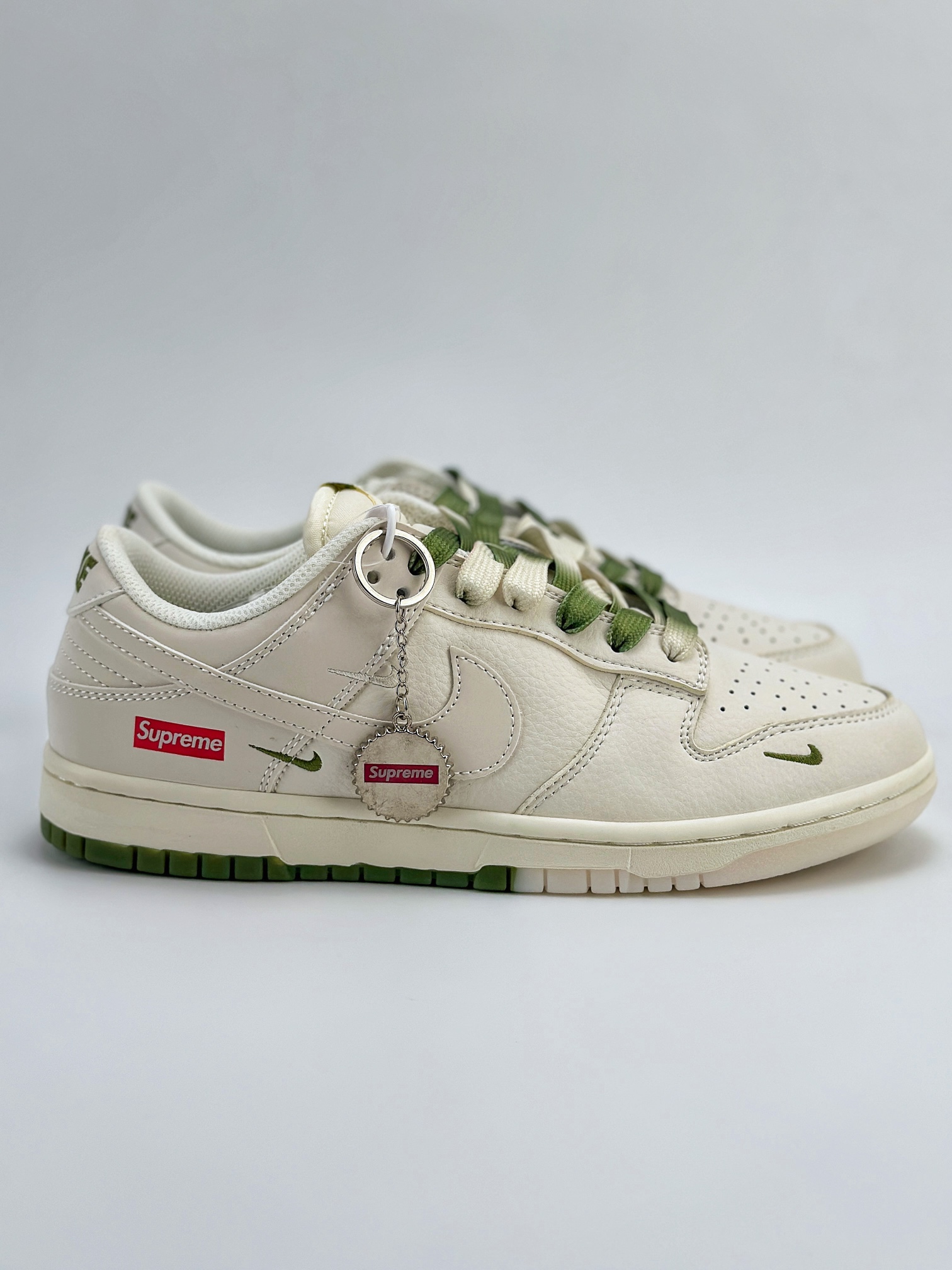 Nike SB Dunk Low x Supreme 白绿三小钩 BB8675-109