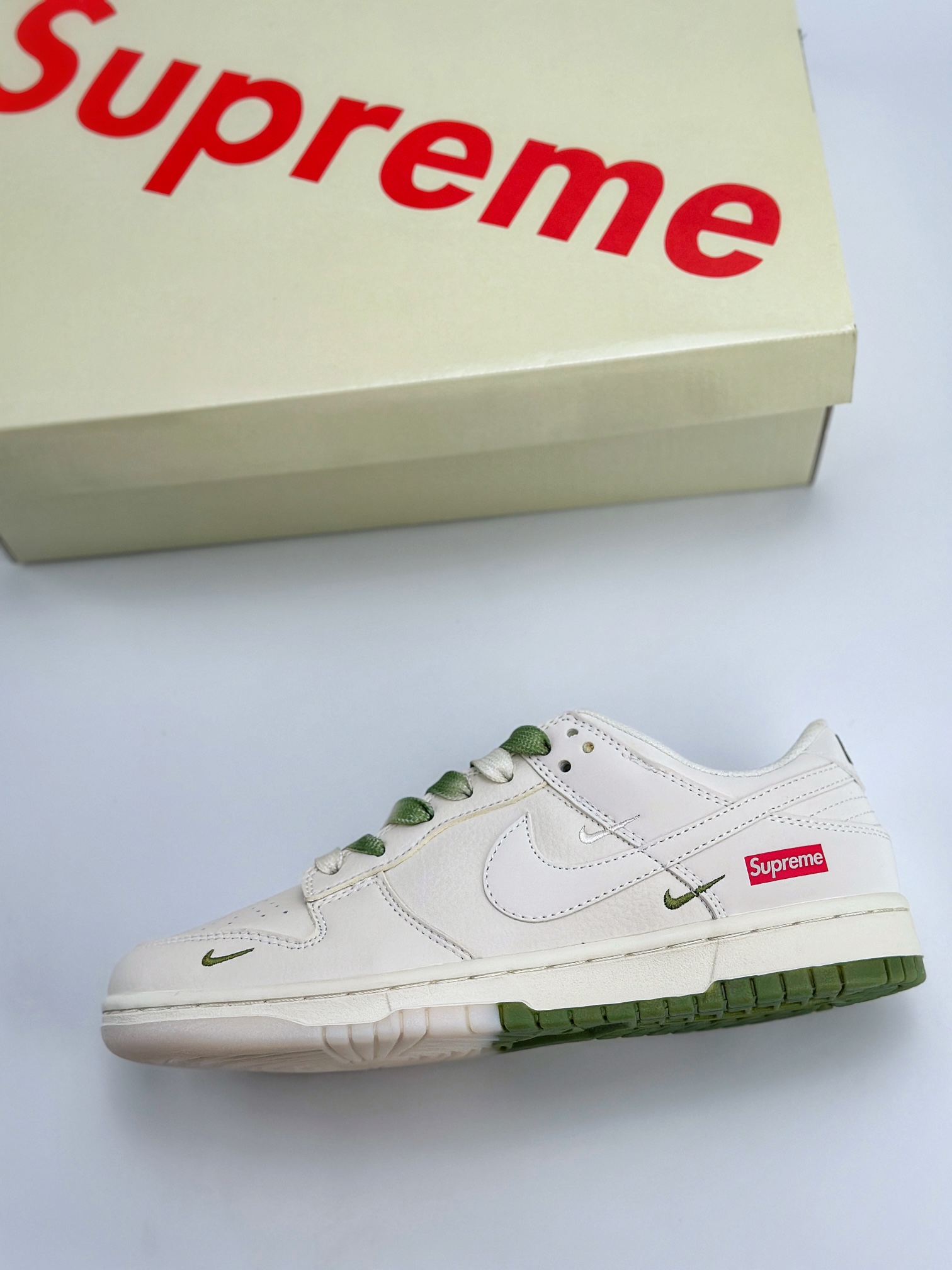 Nike SB Dunk Low x Supreme 白绿三小钩 BB8675-109