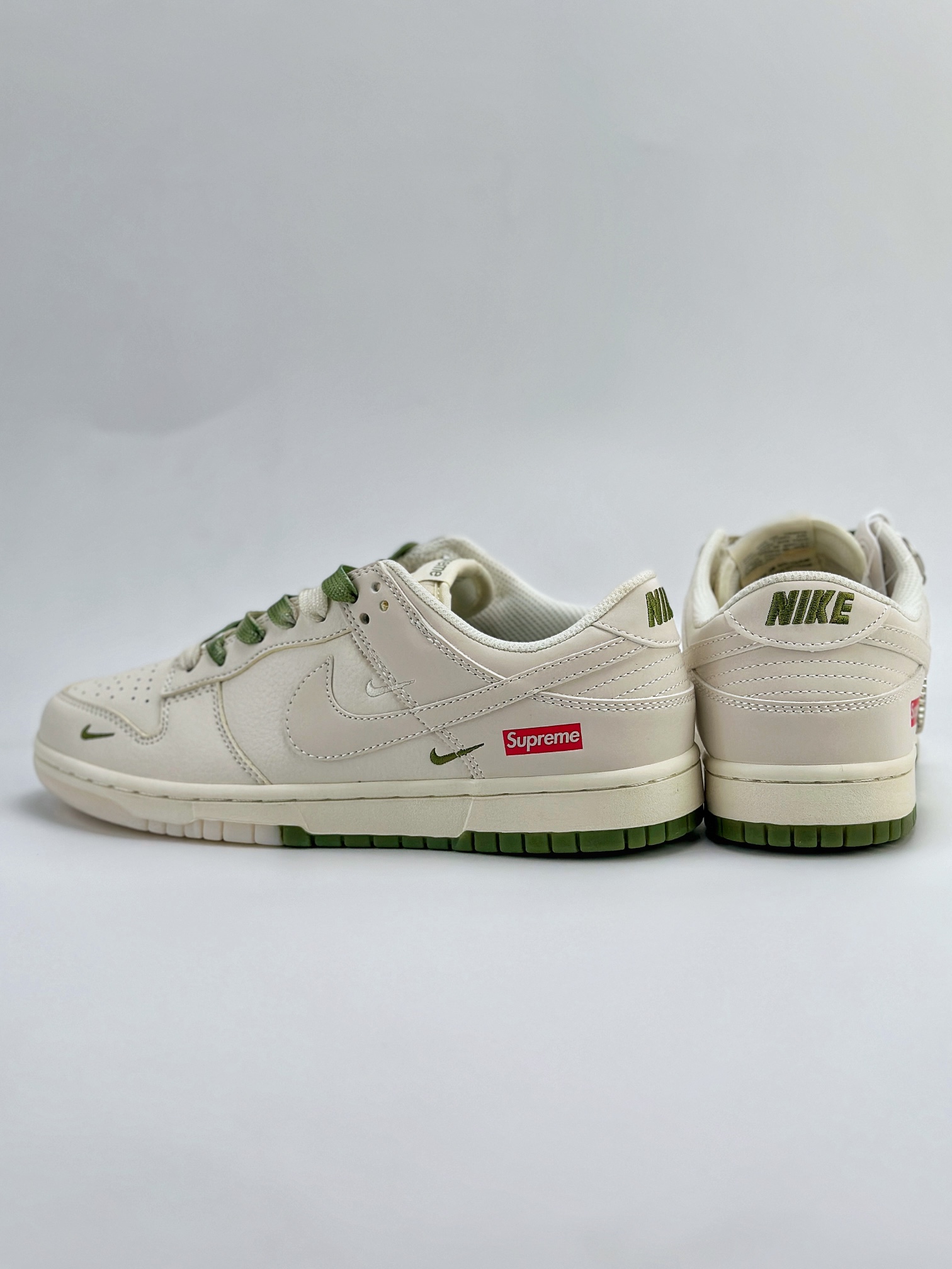 Nike SB Dunk Low x Supreme 白绿三小钩 BB8675-109