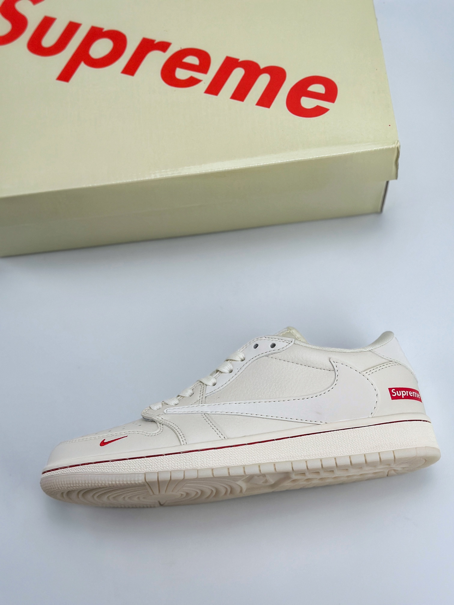 Travis Scott x Nike Air Jordan 1 Low x Supreme 三方联名 Air Jordan 1 Low 反转米白红小钩倒钩 XY2688-104