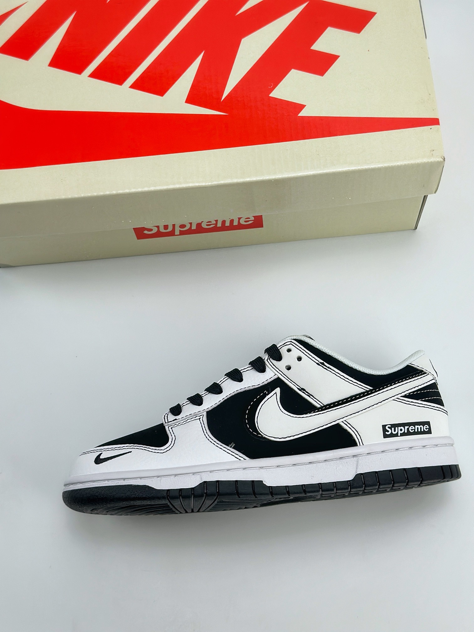 NIKE SB Dunk Low x Supreme 黑白双钩 FC1688-144