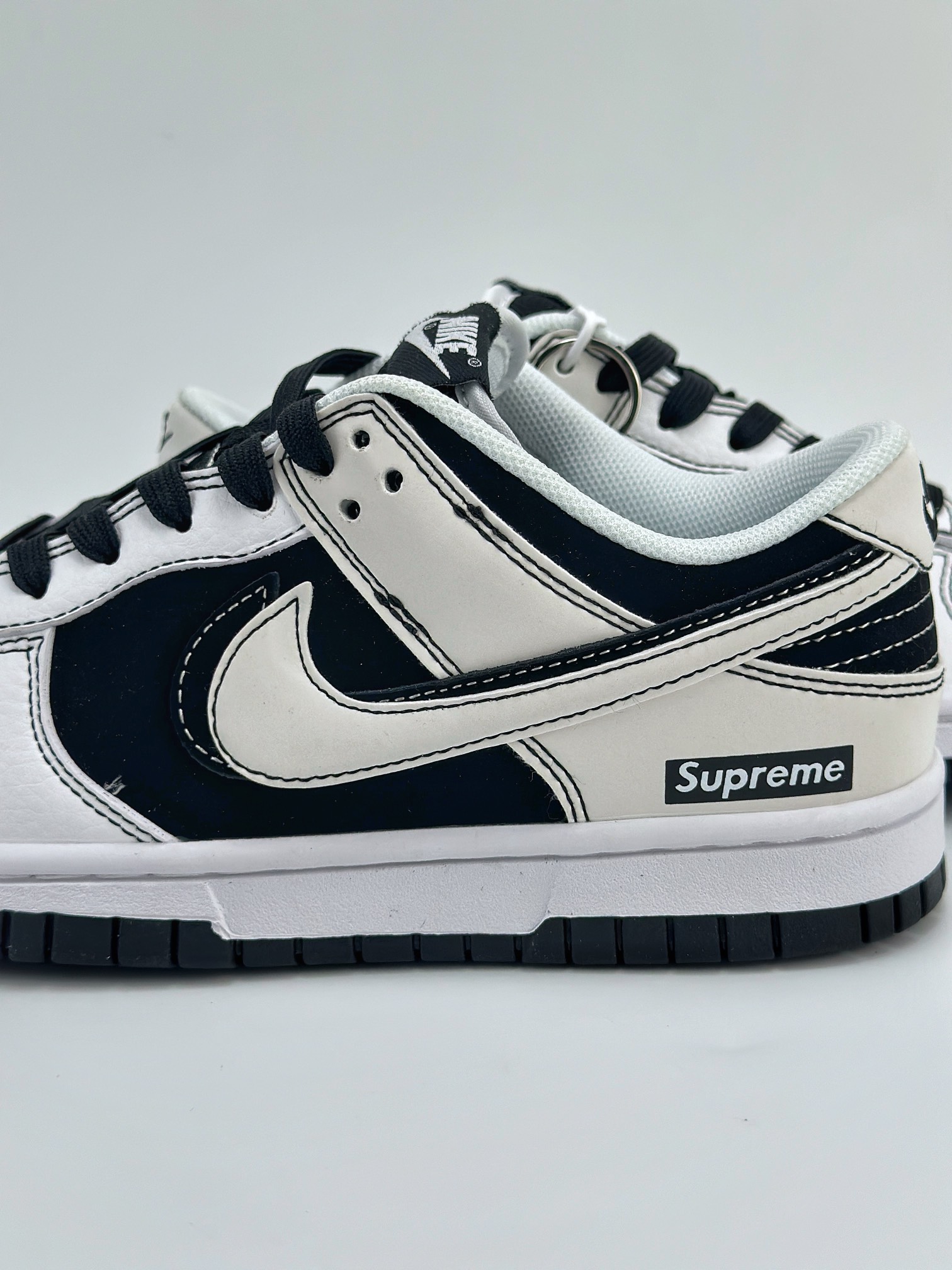 NIKE SB Dunk Low x Supreme 黑白双钩 FC1688-144