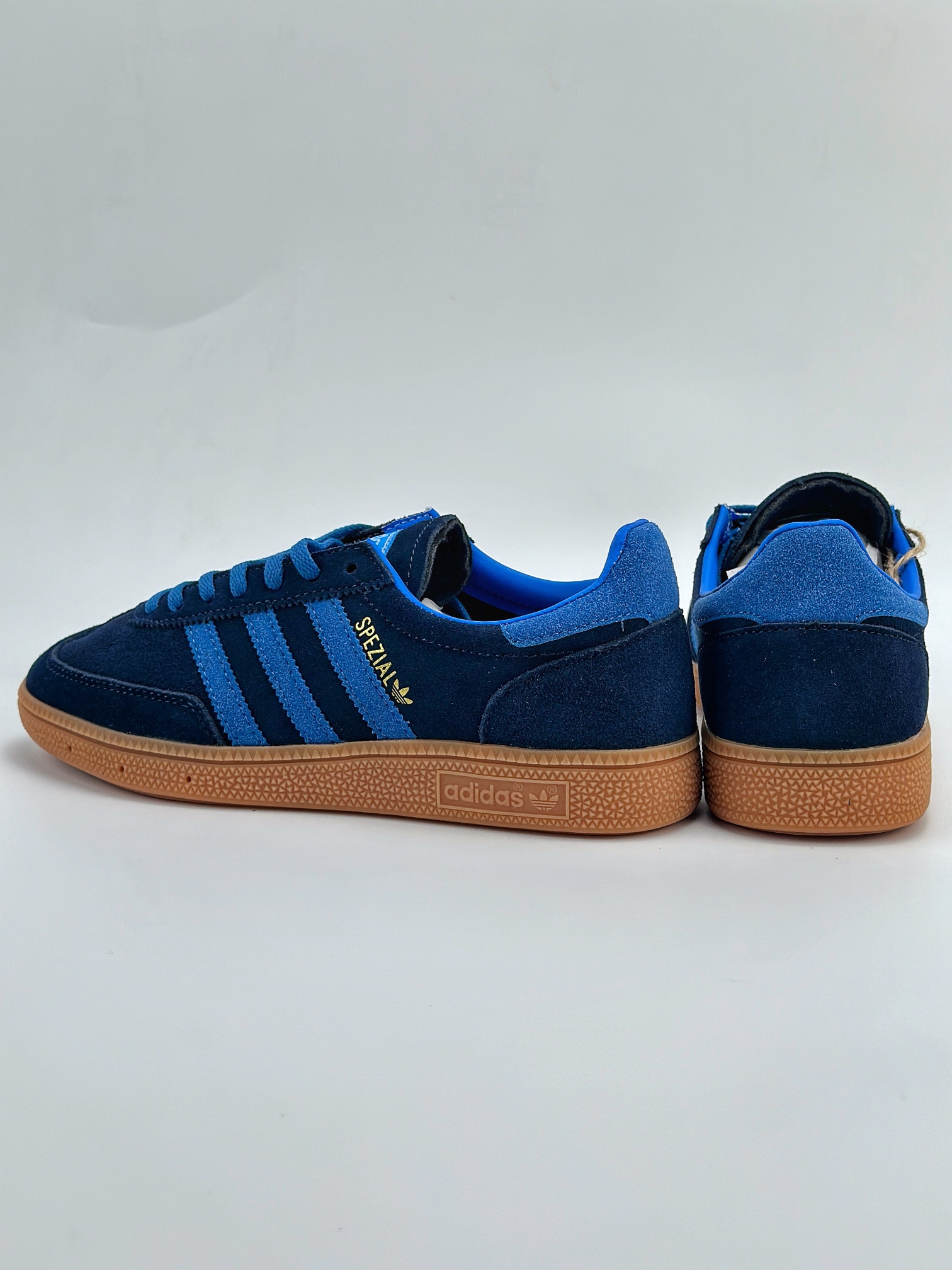 adidas originals Samba Handball Spezial 此款以简约大方的造型设计 IE5895