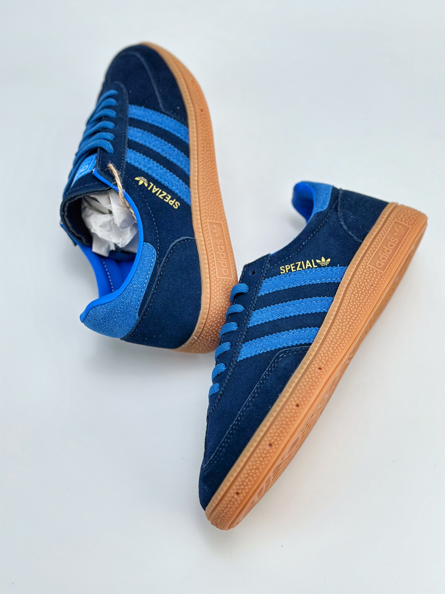 adidas originals Samba Handball Spezial 此款以简约大方的造型设计 IE5895