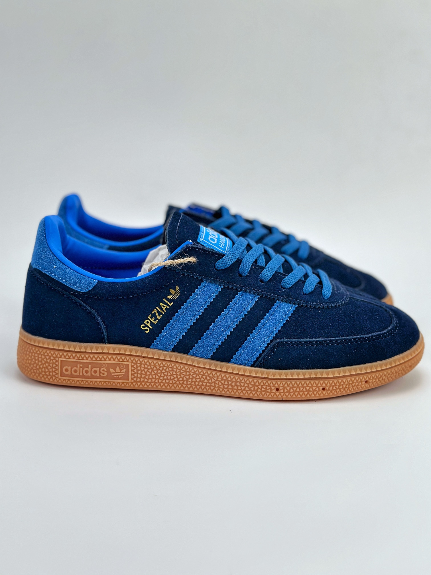 adidas originals Samba Handball Spezial 此款以简约大方的造型设计 IE5895