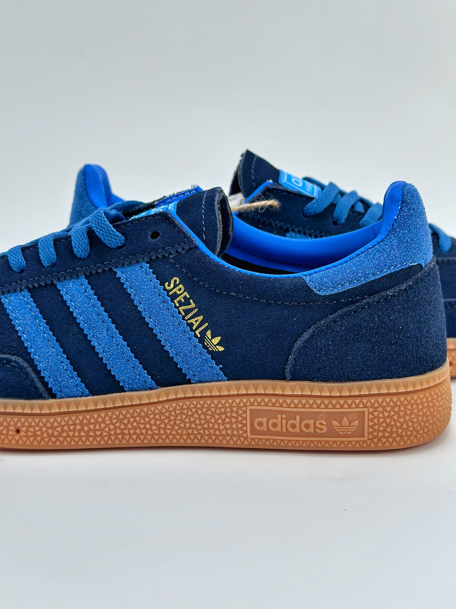 adidas originals Samba Handball Spezial 此款以简约大方的造型设计 IE5895