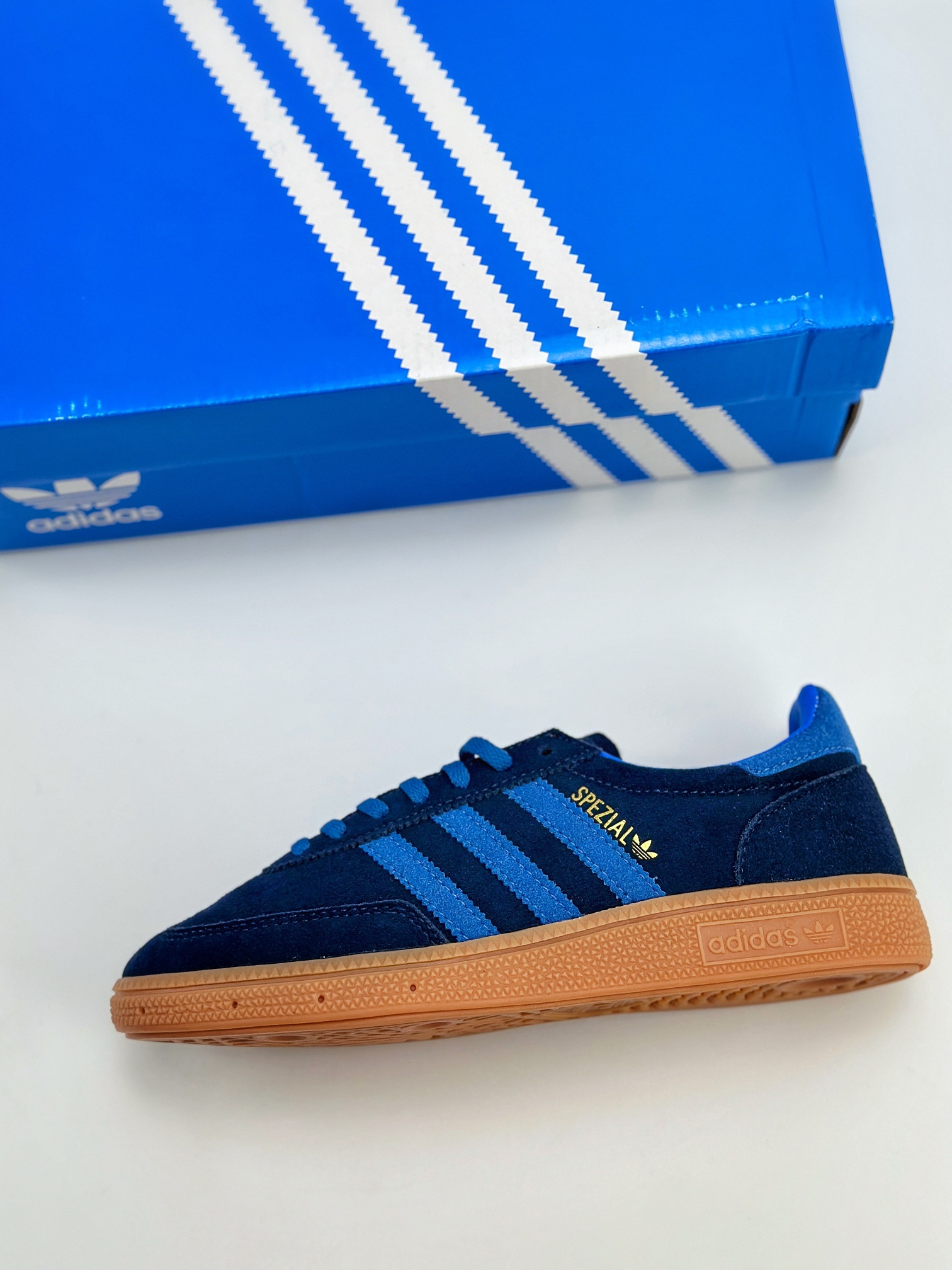 adidas originals Samba Handball Spezial 此款以简约大方的造型设计 IE5895