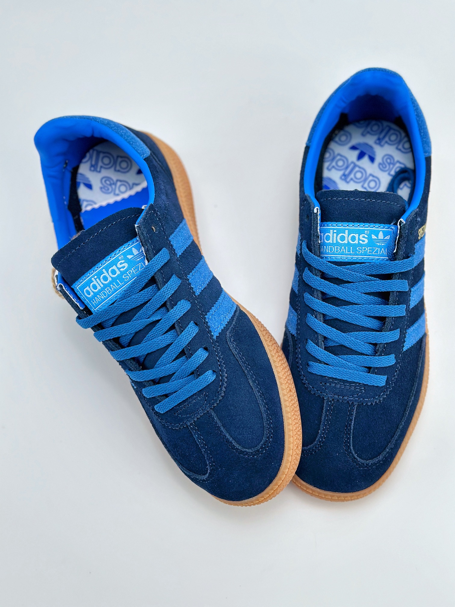 adidas originals Samba Handball Spezial 此款以简约大方的造型设计 IE5895