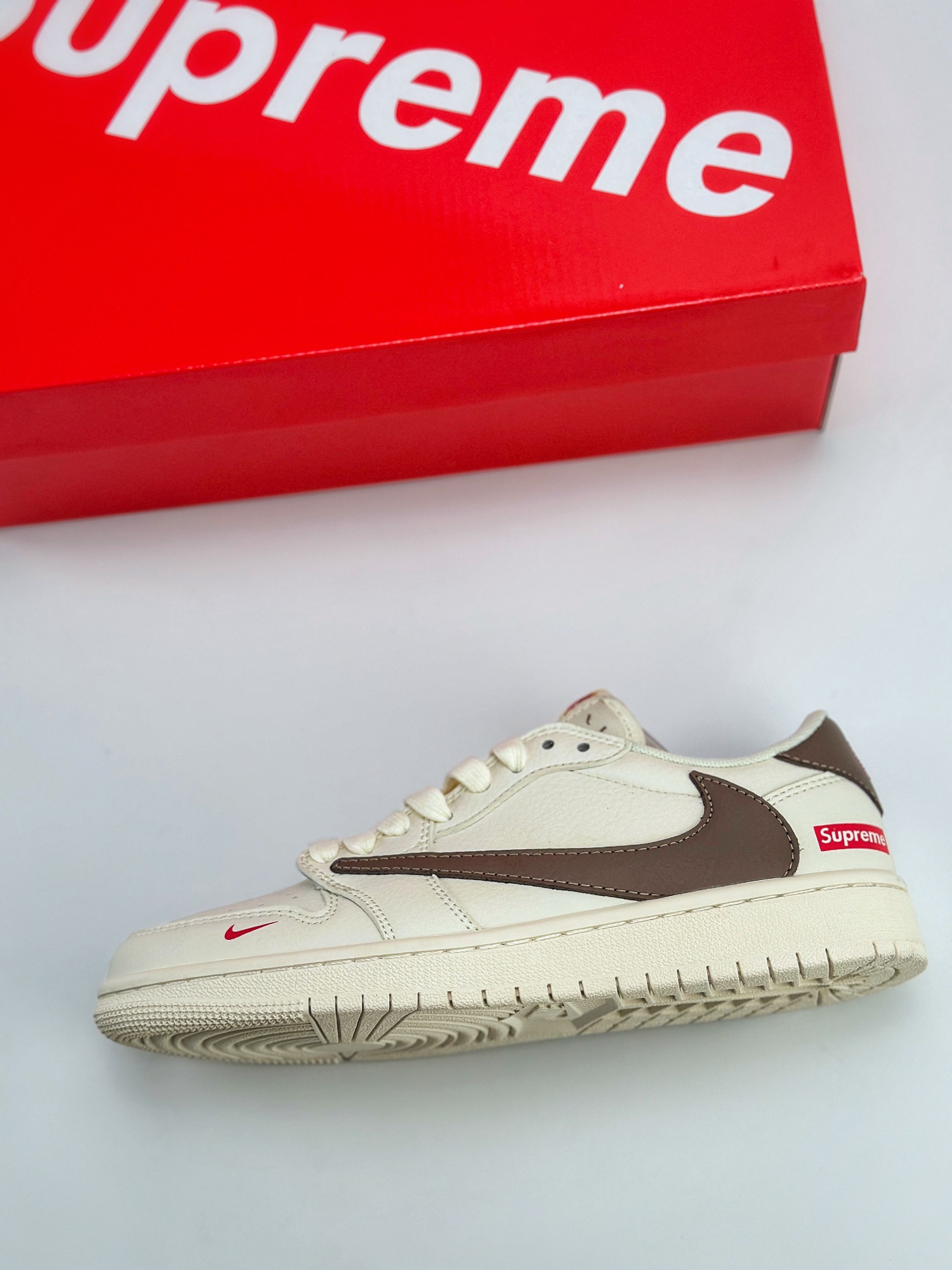 Travis Scott x Nike Air Jordan 1 Low x Supreme 三方联名 Air Jordan 1 Low 反转白棕红小钩倒钩 QY0268-969