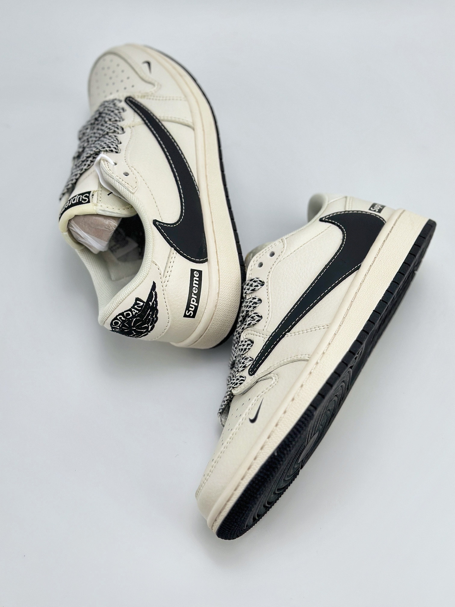 Travis Scott x Nike Air Jordan 1 Low x Supreme 三方联名 Air Jordan 1 Low 反转白黑小钩倒钩 QY0268-966