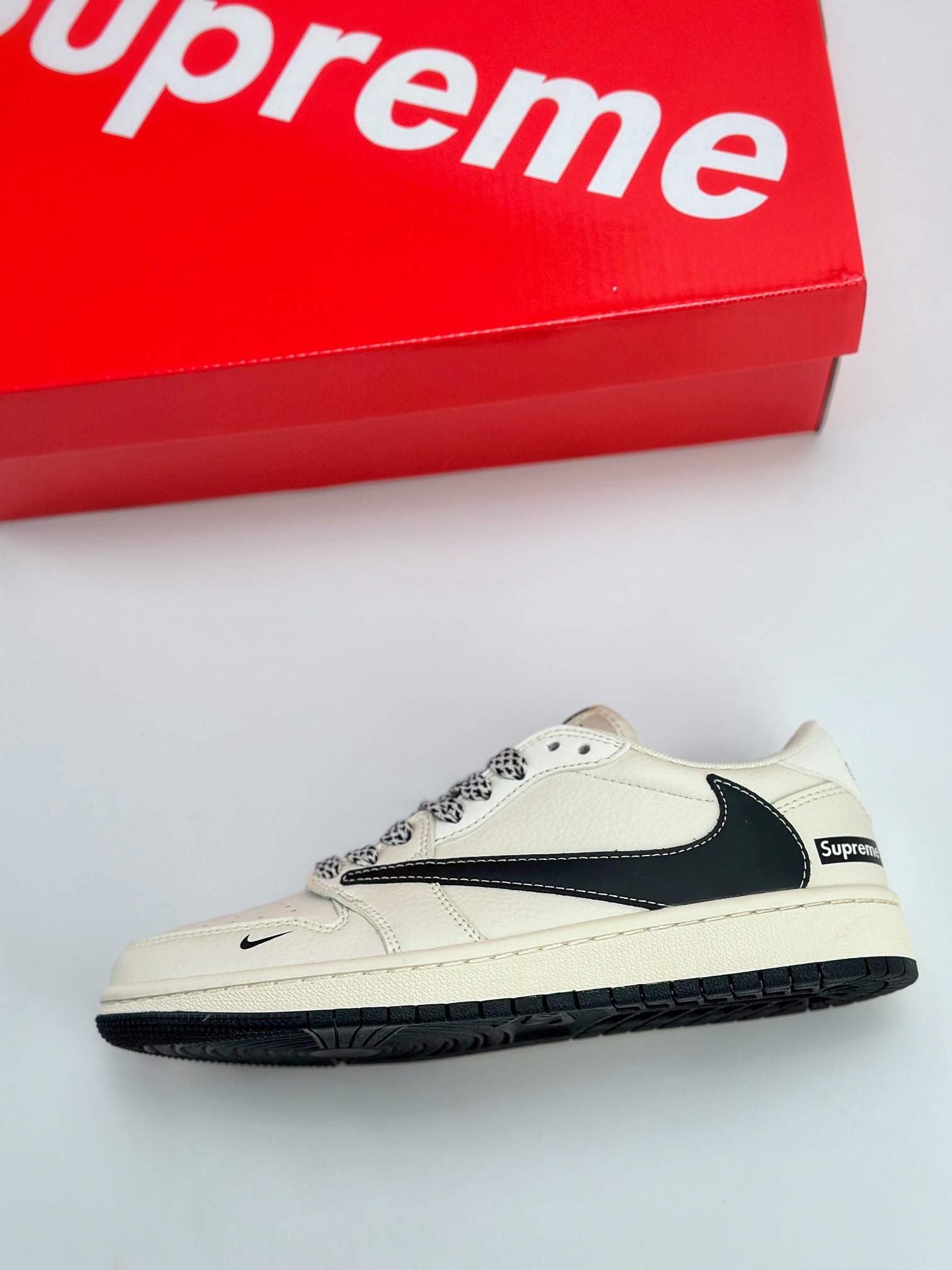 Travis Scott x Nike Air Jordan 1 Low x Supreme 三方联名 Air Jordan 1 Low 反转白黑小钩倒钩 QY0268-966