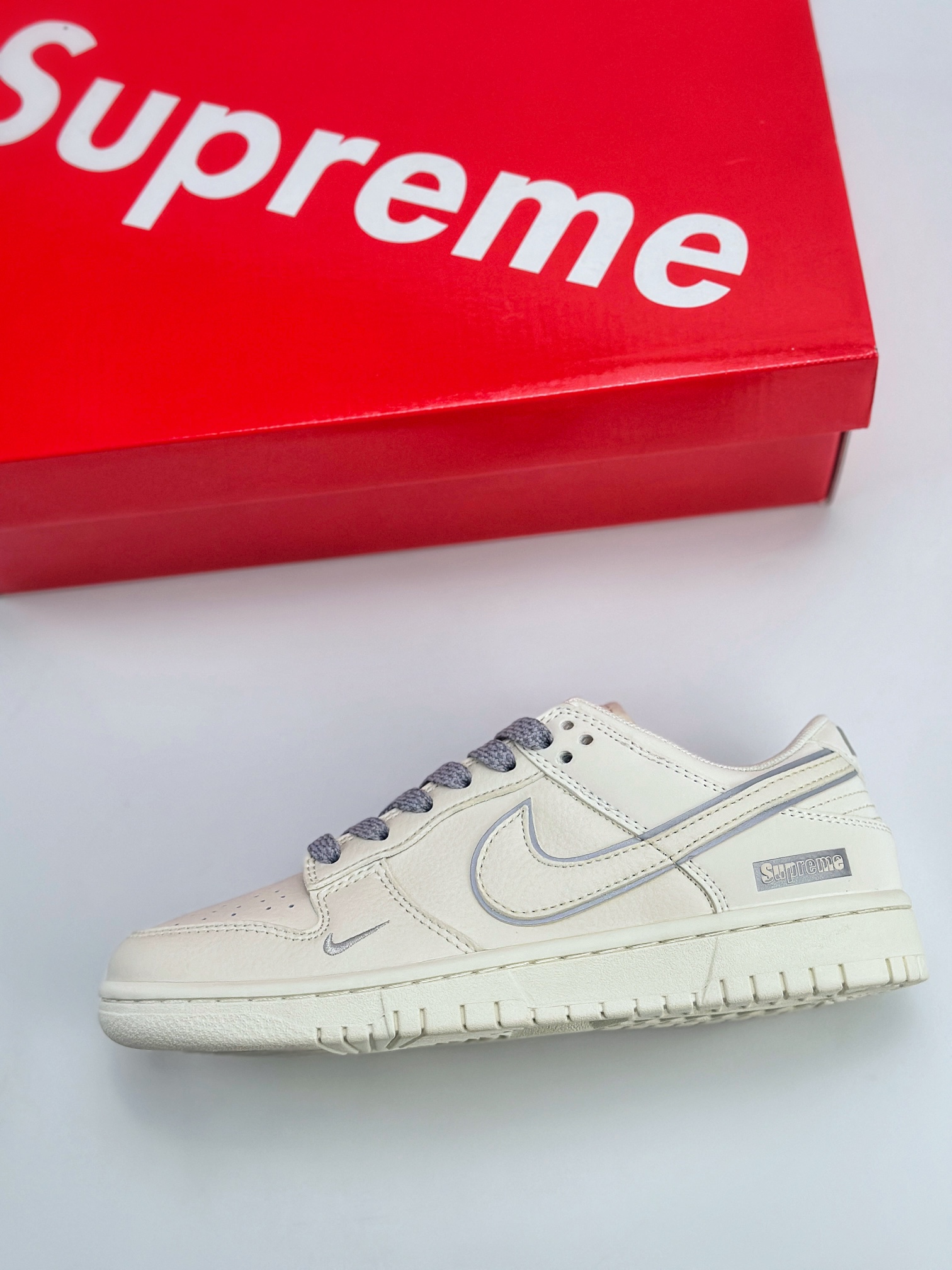 Nike SB Dunk Low x Supreme 白银小钩满天星 DQ1098-392