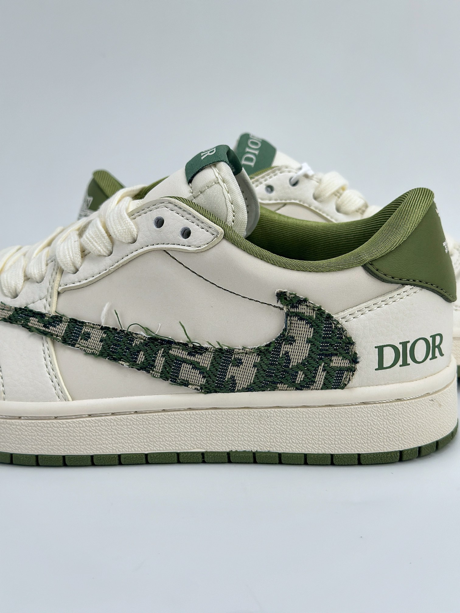 Travis Scott x Nike Air Jordan 1 Low x DIOR 三方联名 Air Jordan 1 Low 反转白绿倒钩 DM6688-605