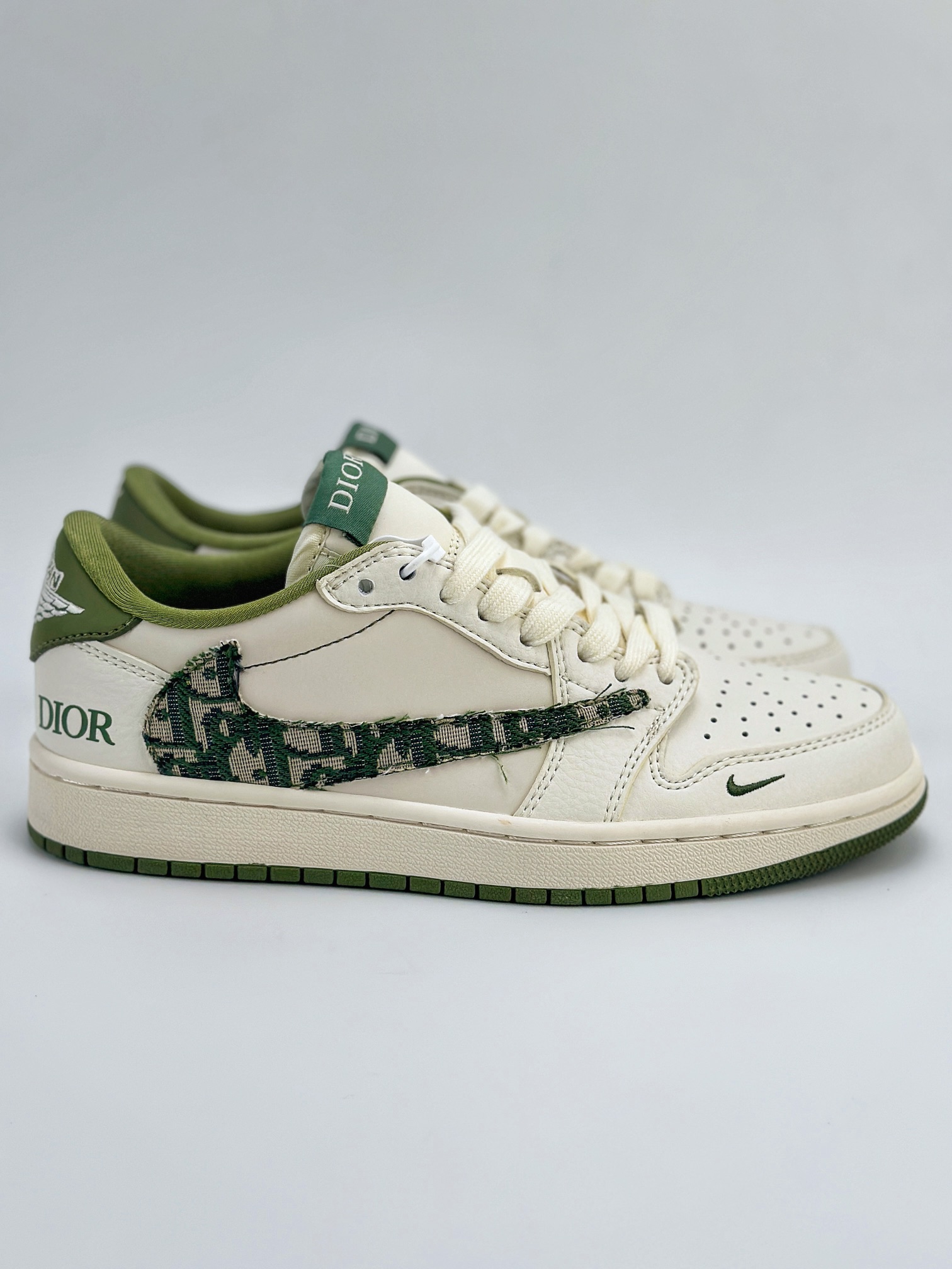 Travis Scott x Nike Air Jordan 1 Low x DIOR 三方联名 Air Jordan 1 Low 反转白绿倒钩 DM6688-605