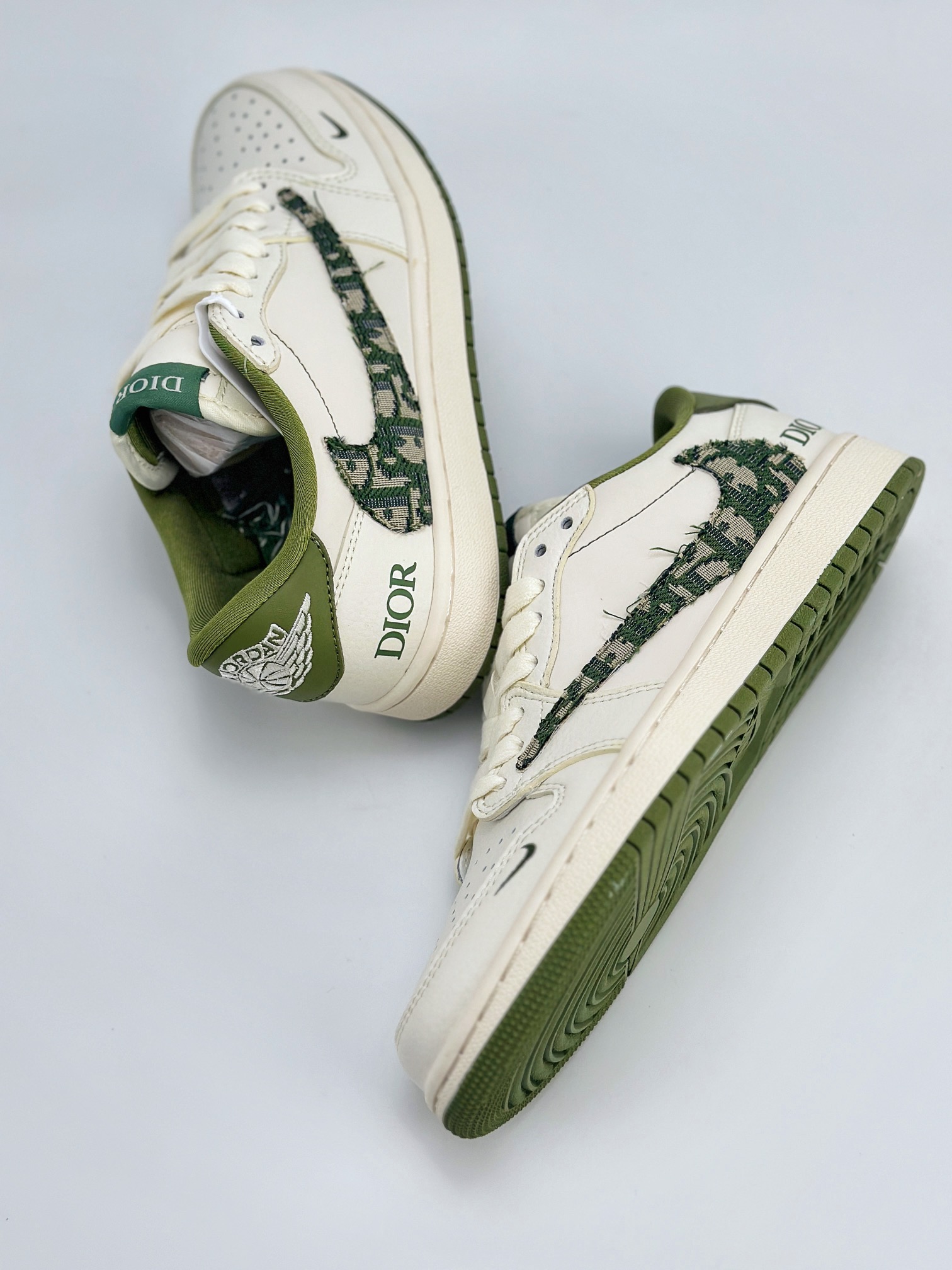 Travis Scott x Nike Air Jordan 1 Low x DIOR 三方联名 Air Jordan 1 Low 反转白绿倒钩 DM6688-605