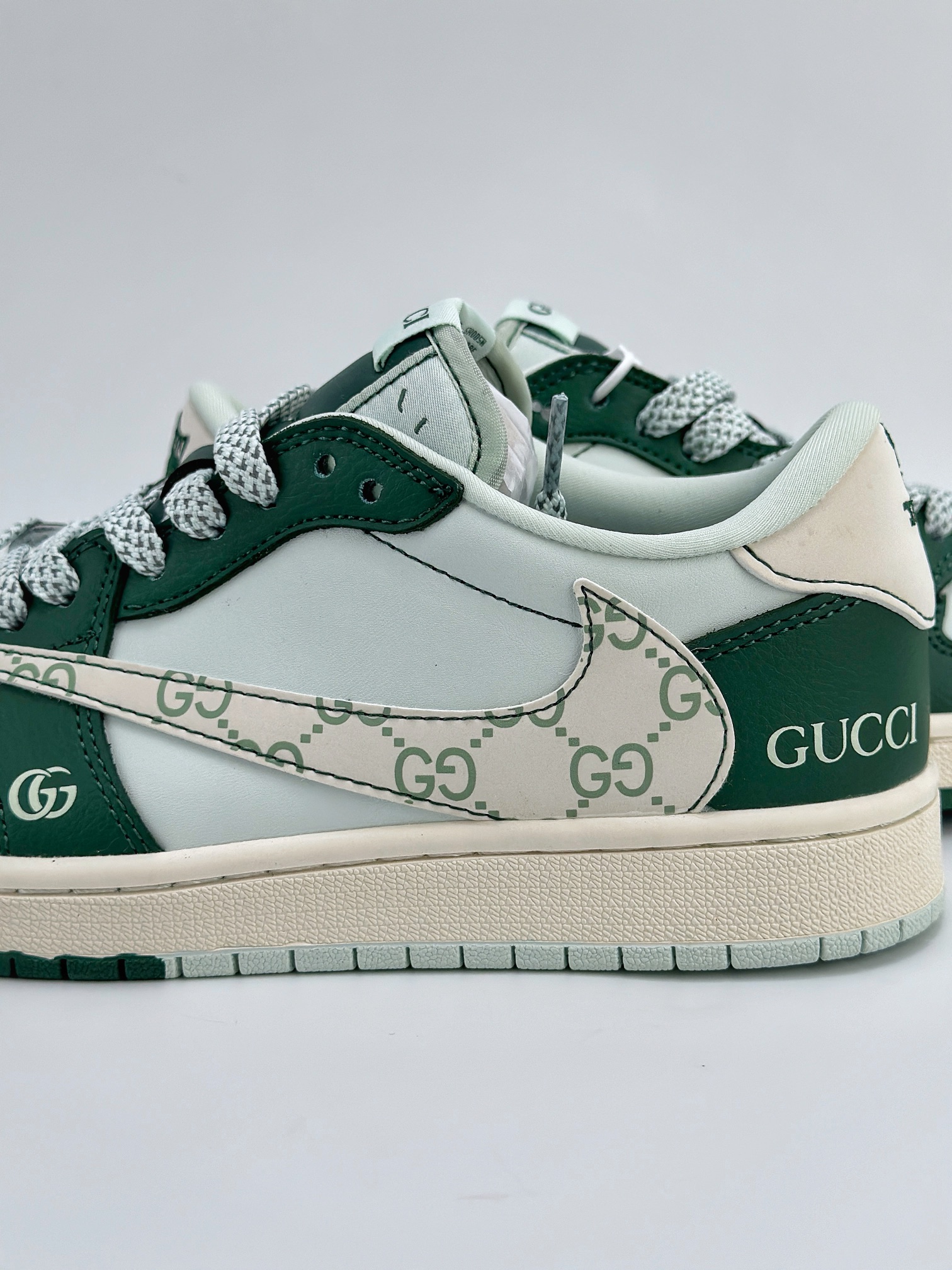 Travis Scott x Nike Air Jordan 1 Low x GUCCI 三方联名 Air Jordan 1 Low 反转浅蓝绿倒钩 JJ5288-008