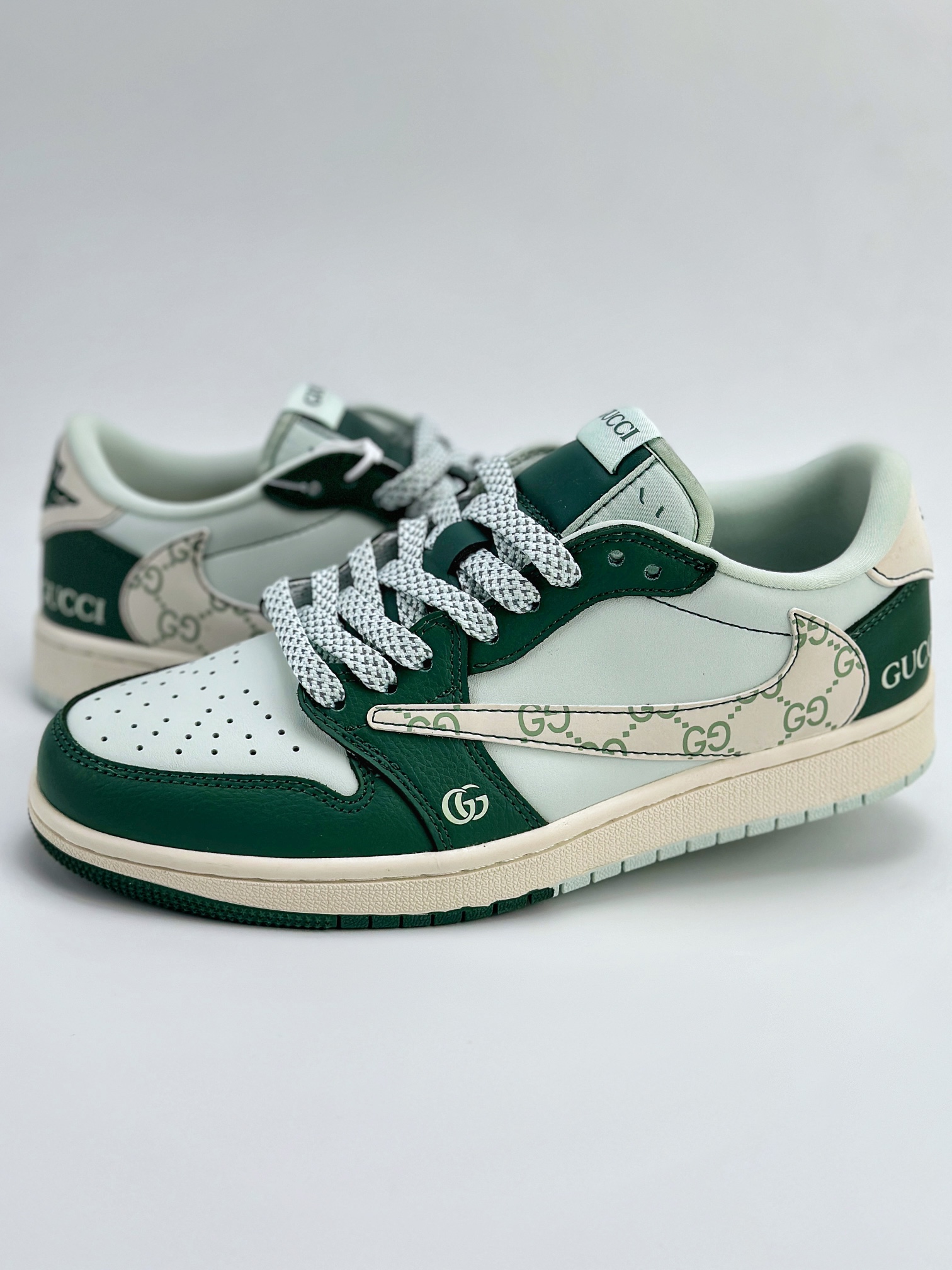 Travis Scott x Nike Air Jordan 1 Low x GUCCI 三方联名 Air Jordan 1 Low 反转浅蓝绿倒钩 JJ5288-008