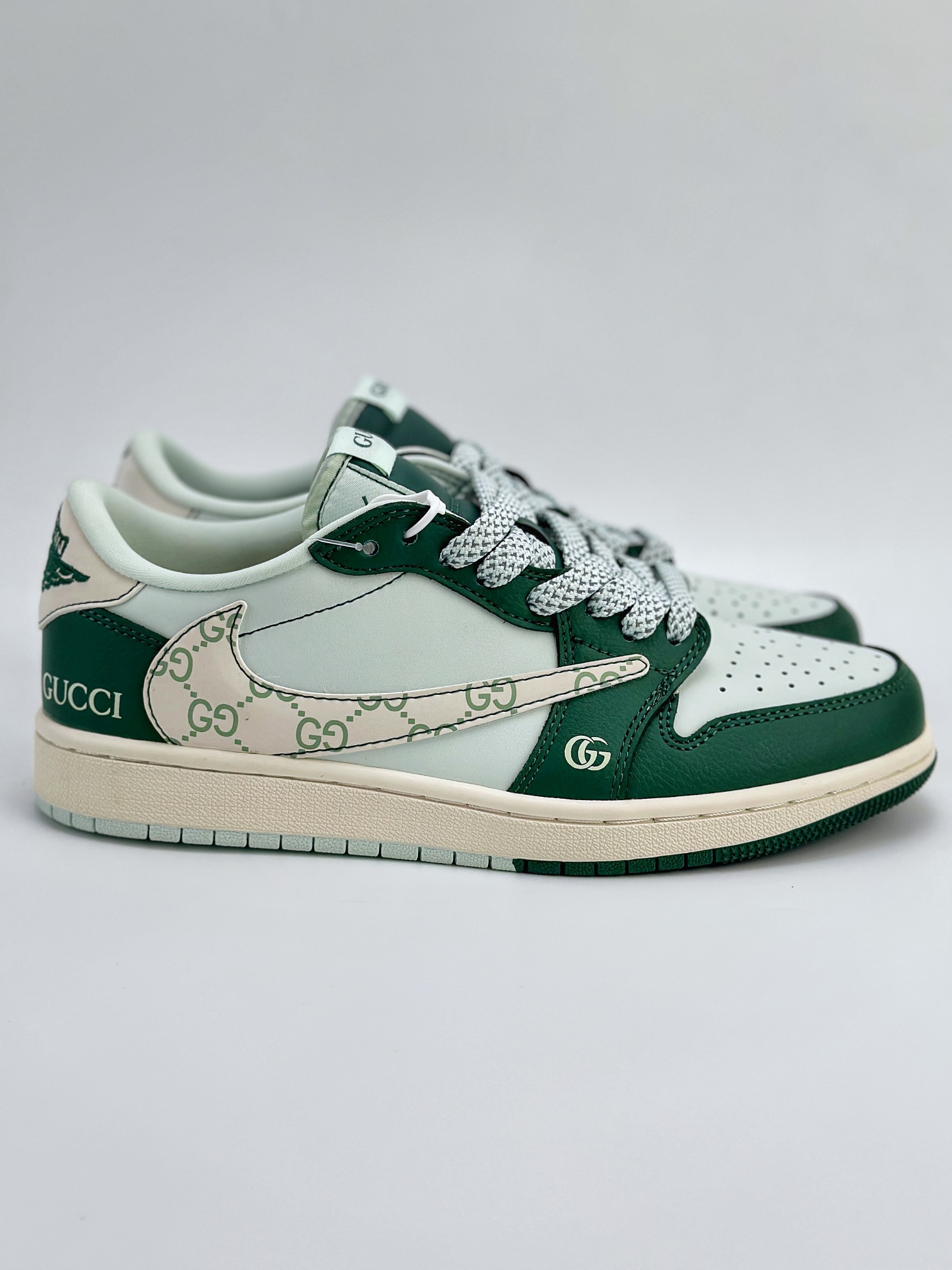 Travis Scott x Nike Air Jordan 1 Low x GUCCI 三方联名 Air Jordan 1 Low 反转浅蓝绿倒钩 JJ5288-008