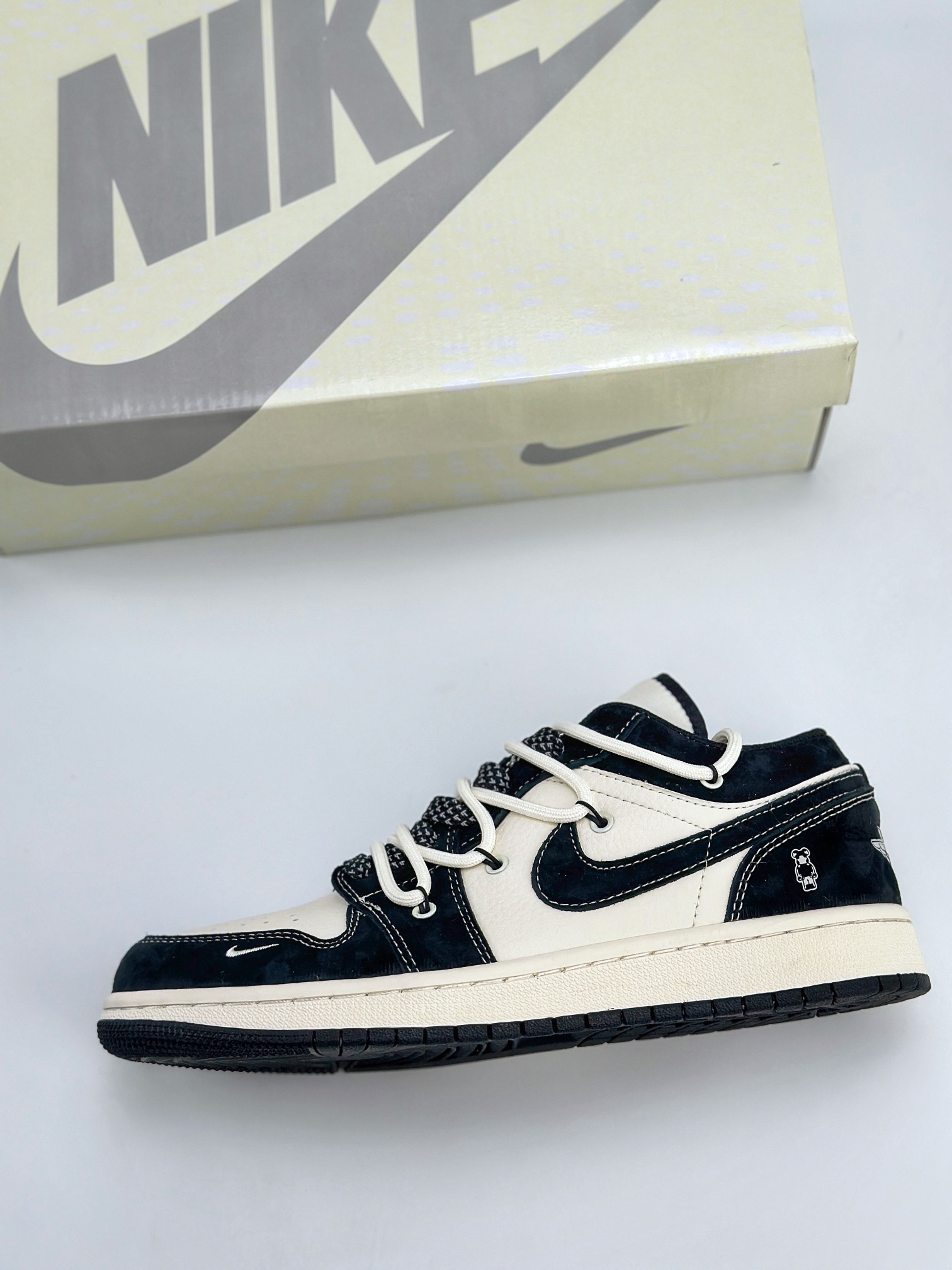 Air Jordan 1 Retro Low x Bearbrick 暴力熊米白黑绑带满天星 SJ9950-013