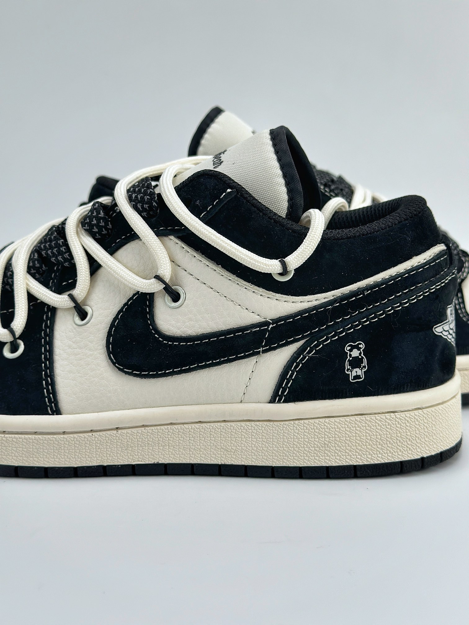 Air Jordan 1 Retro Low x Bearbrick 暴力熊米白黑绑带满天星 SJ9950-013