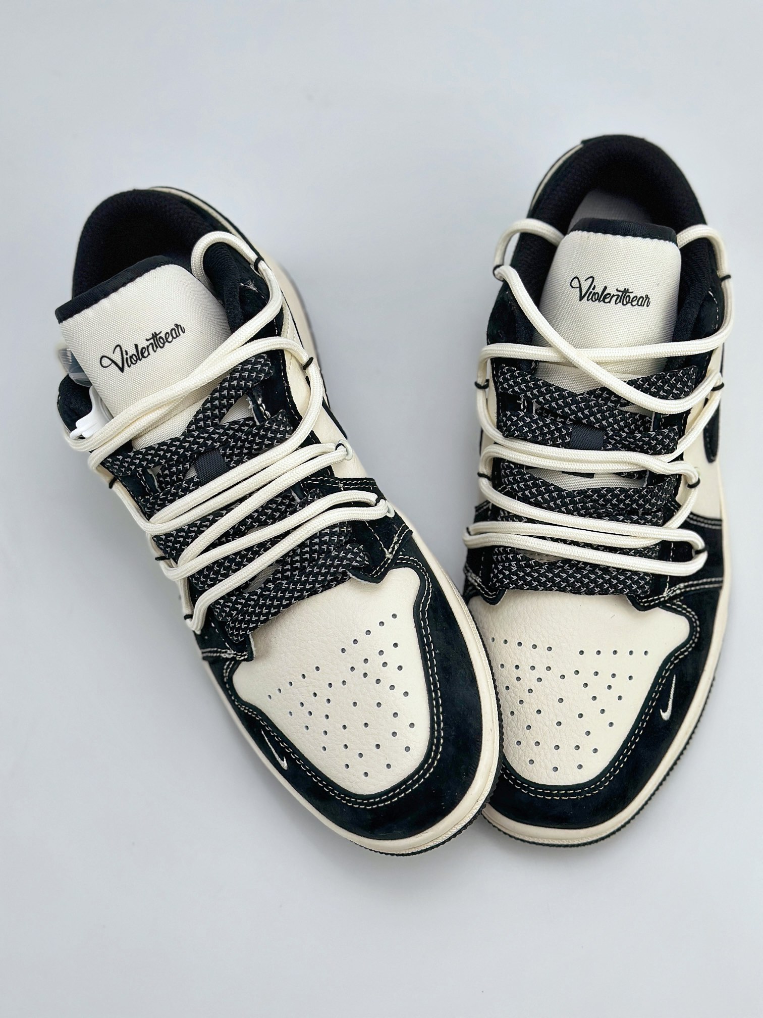 Air Jordan 1 Retro Low x Bearbrick 暴力熊米白黑绑带满天星 SJ9950-013