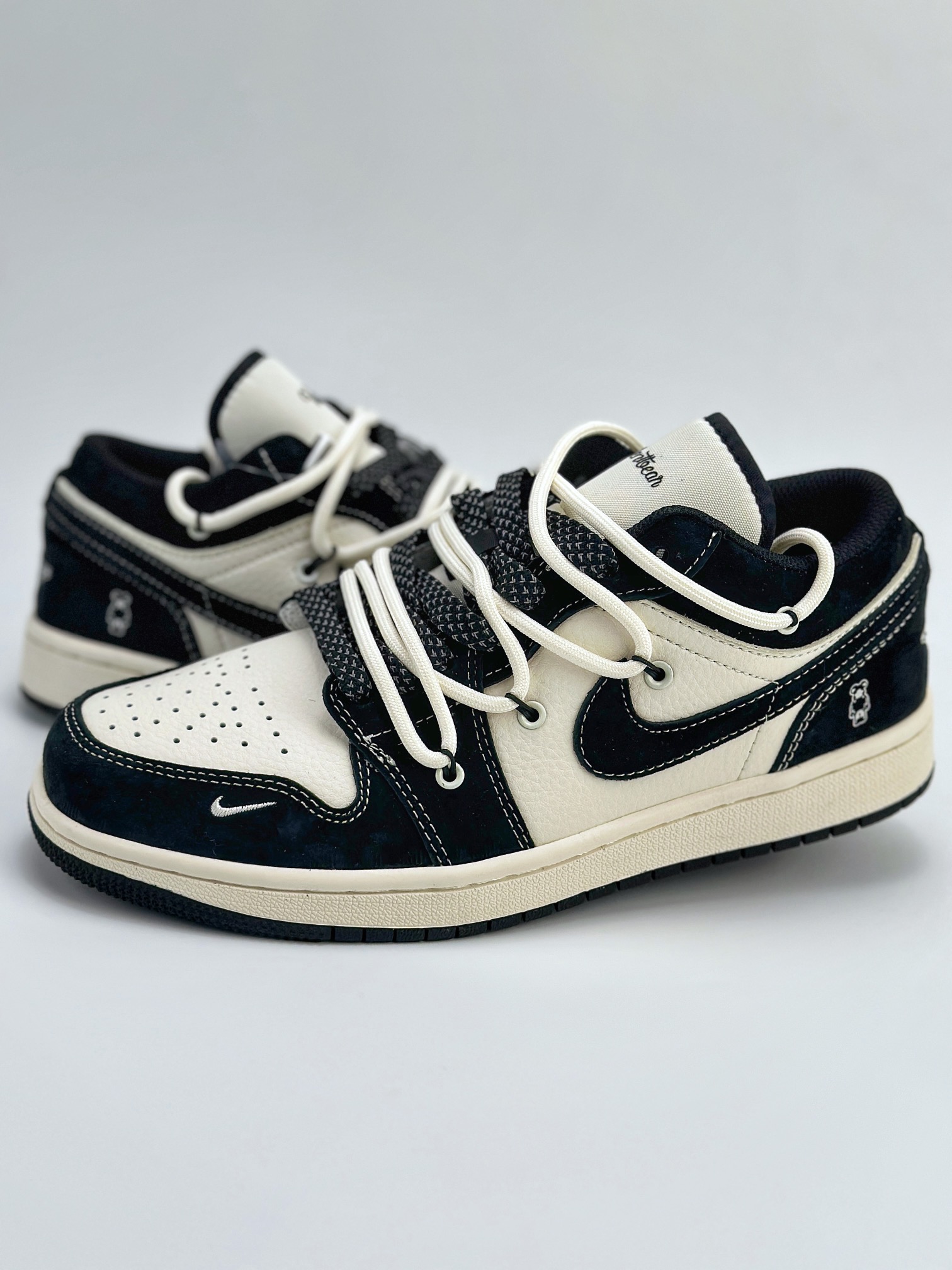 Air Jordan 1 Retro Low x Bearbrick 暴力熊米白黑绑带满天星 SJ9950-013