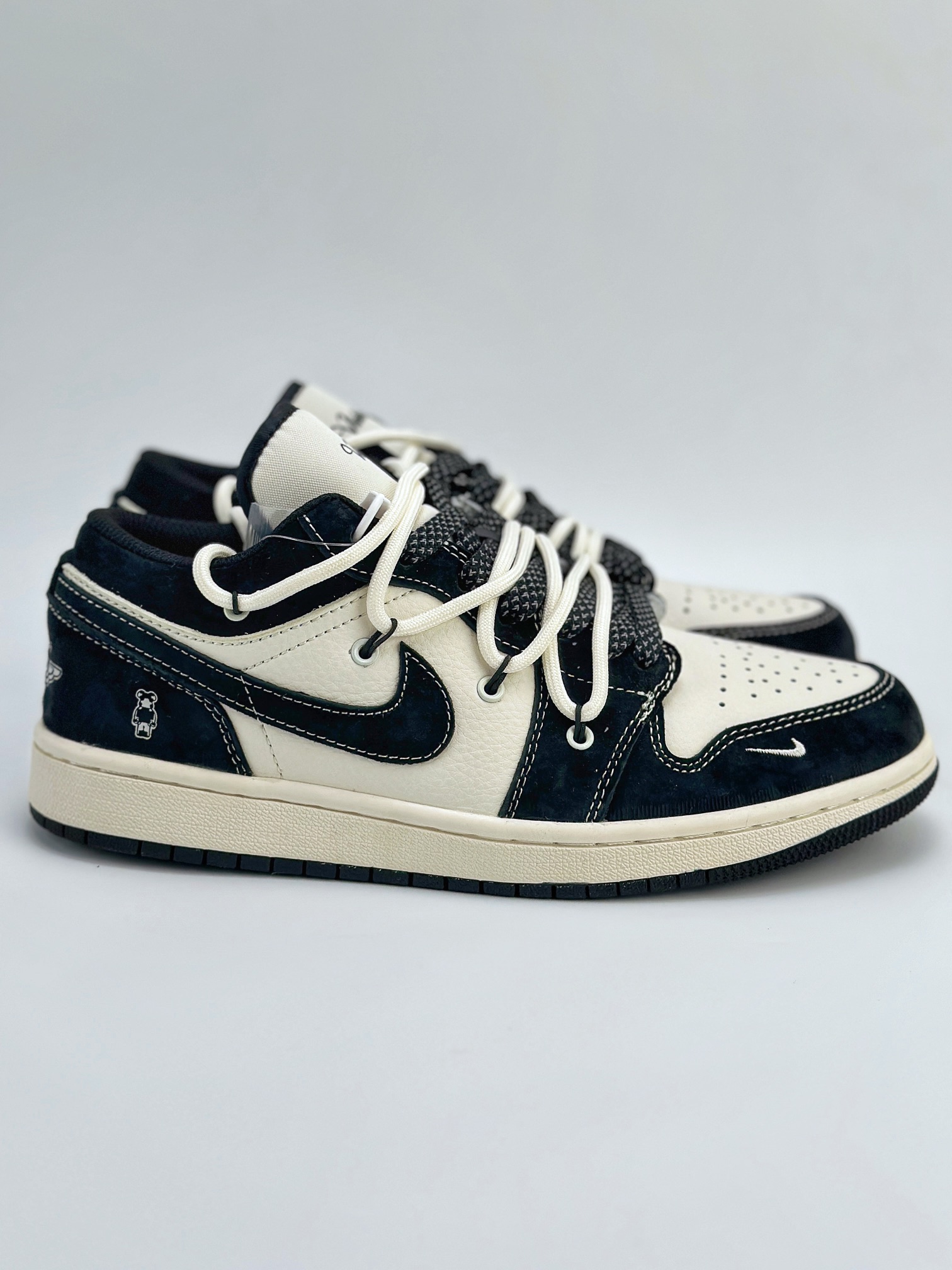 Air Jordan 1 Retro Low x Bearbrick 暴力熊米白黑绑带满天星 SJ9950-013