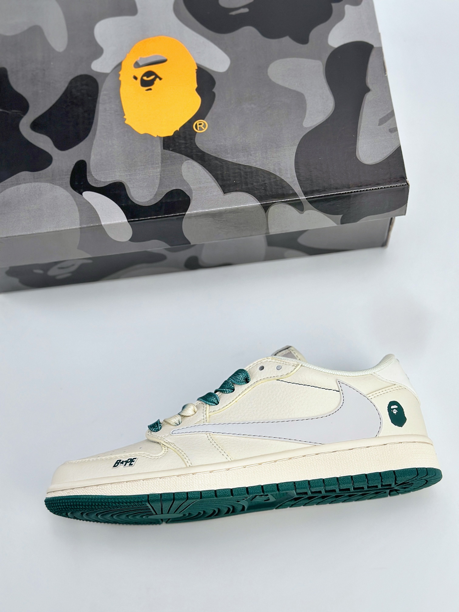 Travis Scott x Nike Air Jordan 1 Low x BAPE 三方联名 Air Jordan 1 Low 反转白灰绿倒钩 XY2688-100