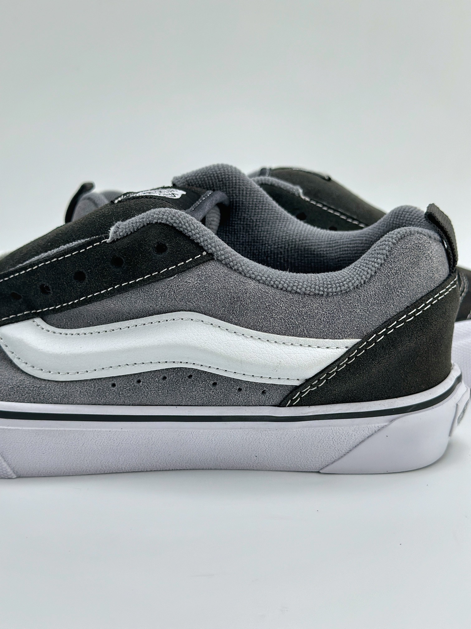 Vans Classics Knu Skool 经典面包鞋 黑灰