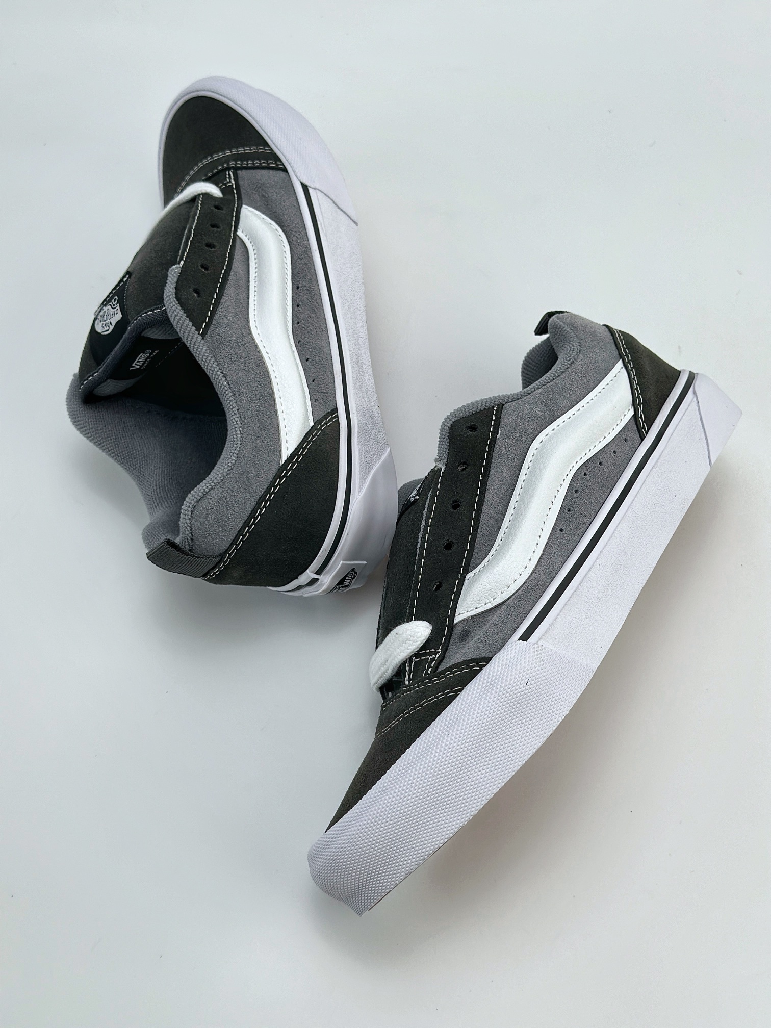 Vans Classics Knu Skool 经典面包鞋 黑灰