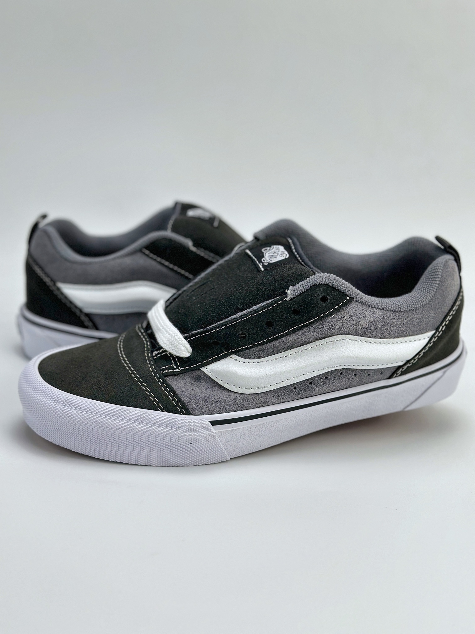 Vans Classics Knu Skool 经典面包鞋 黑灰