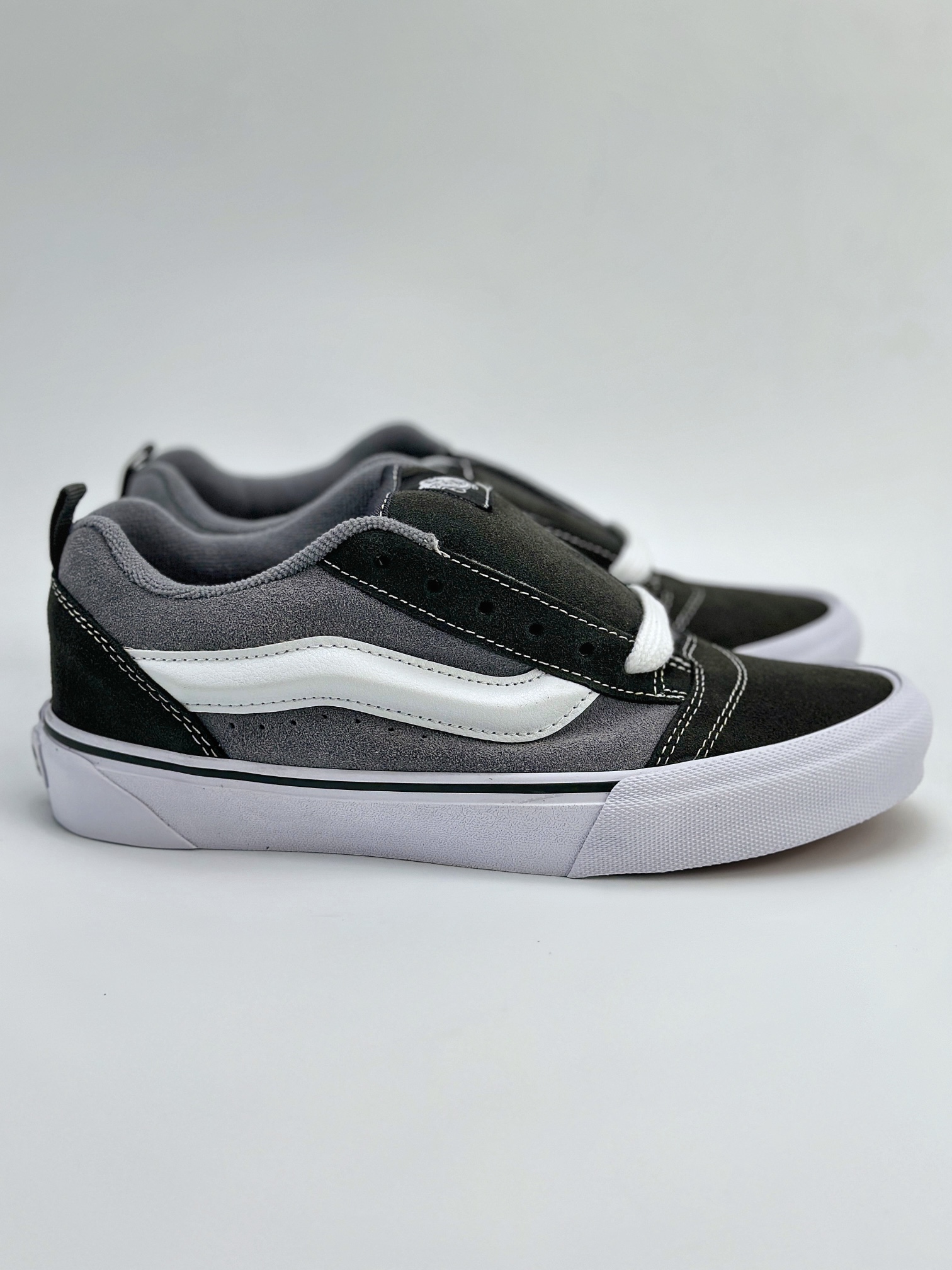 Vans Classics Knu Skool 经典面包鞋 黑灰