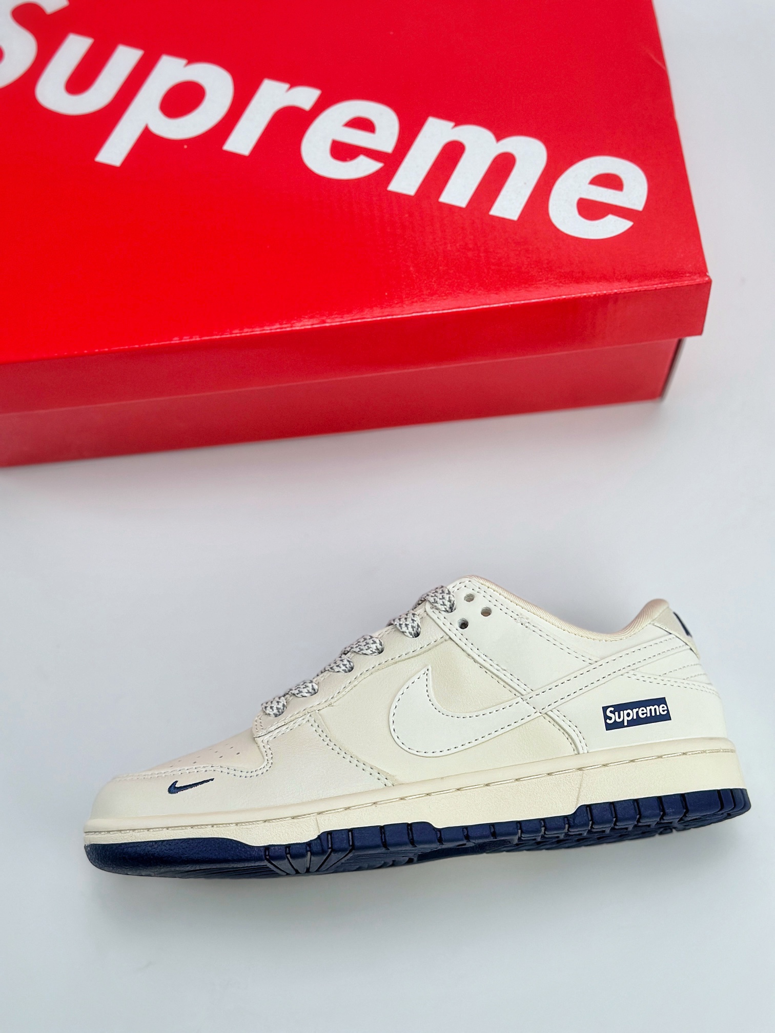 SB Dunk Low x Supreme 白蓝小钩满天星 XX8888-003