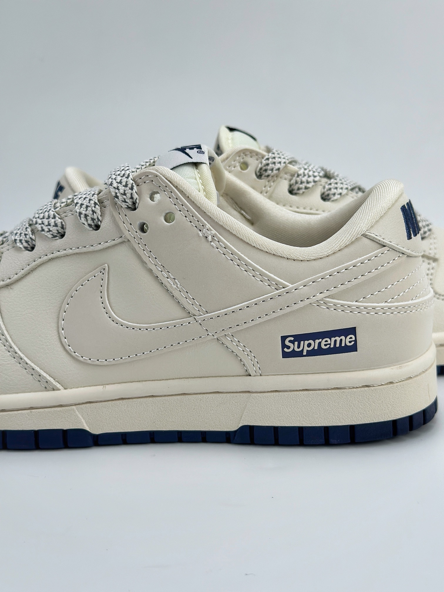 SB Dunk Low x Supreme 白蓝小钩满天星 XX8888-003