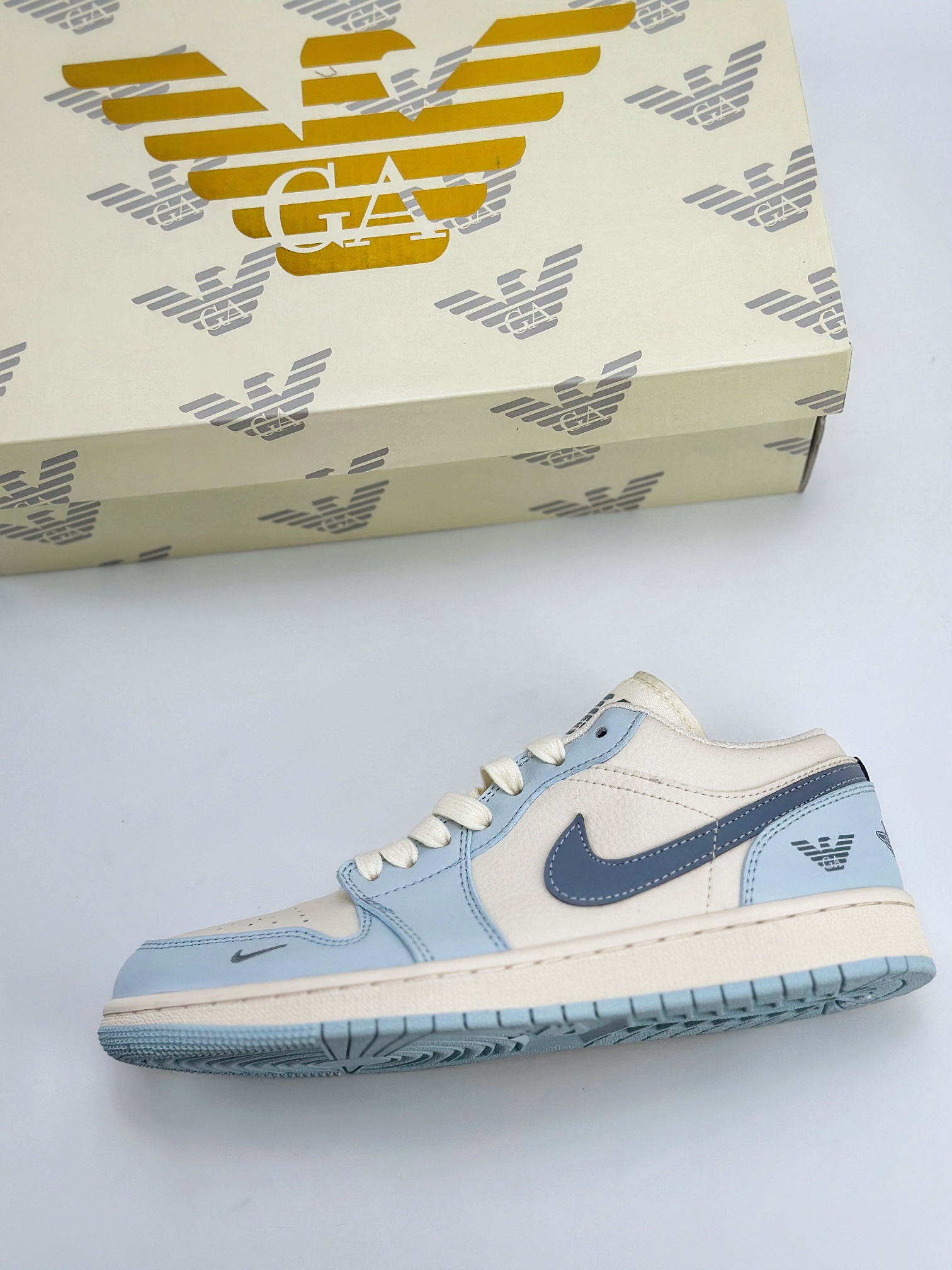 Air Jordan 1 Retro Low x Armani 米白天蓝 官WG8850-012