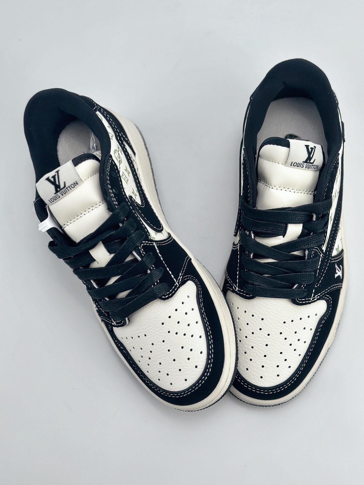 Travis Scott x Nike Air Jordan 1 Low x Louis Vuitton Air Jordan 1 Low 反转翻毛白黑倒钩 LX1988-200