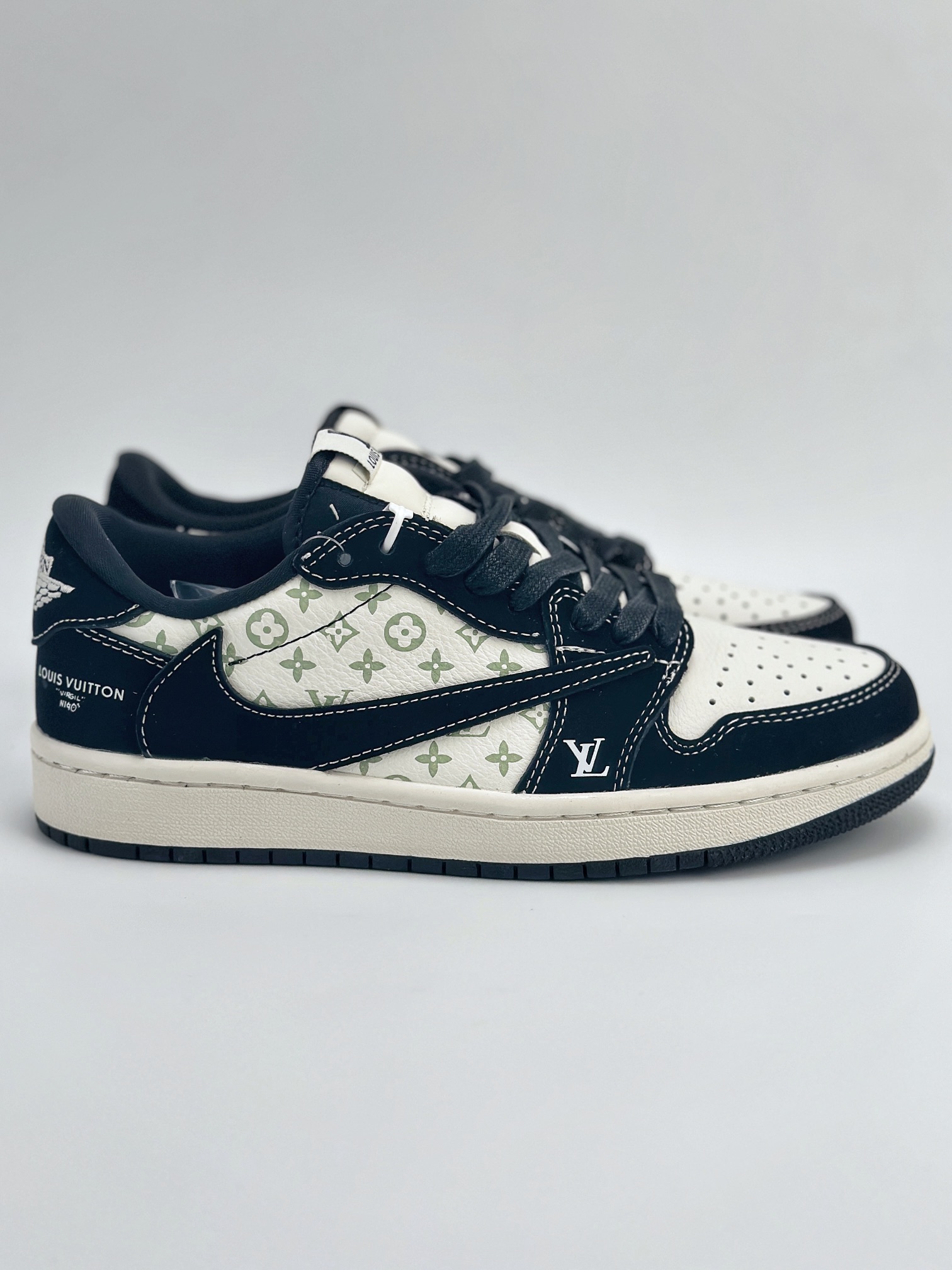 Travis Scott x Nike Air Jordan 1 Low x Louis Vuitton Air Jordan 1 Low 反转翻毛白黑倒钩 LX1988-200